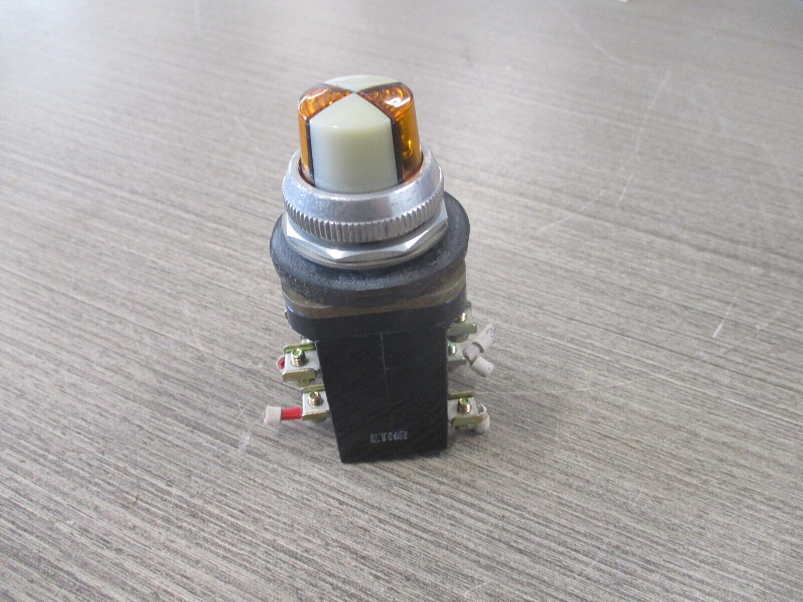 Allen-Bradley Cluster Pilot Light 800T-PC416 Ser. N 120V Amber/White Used