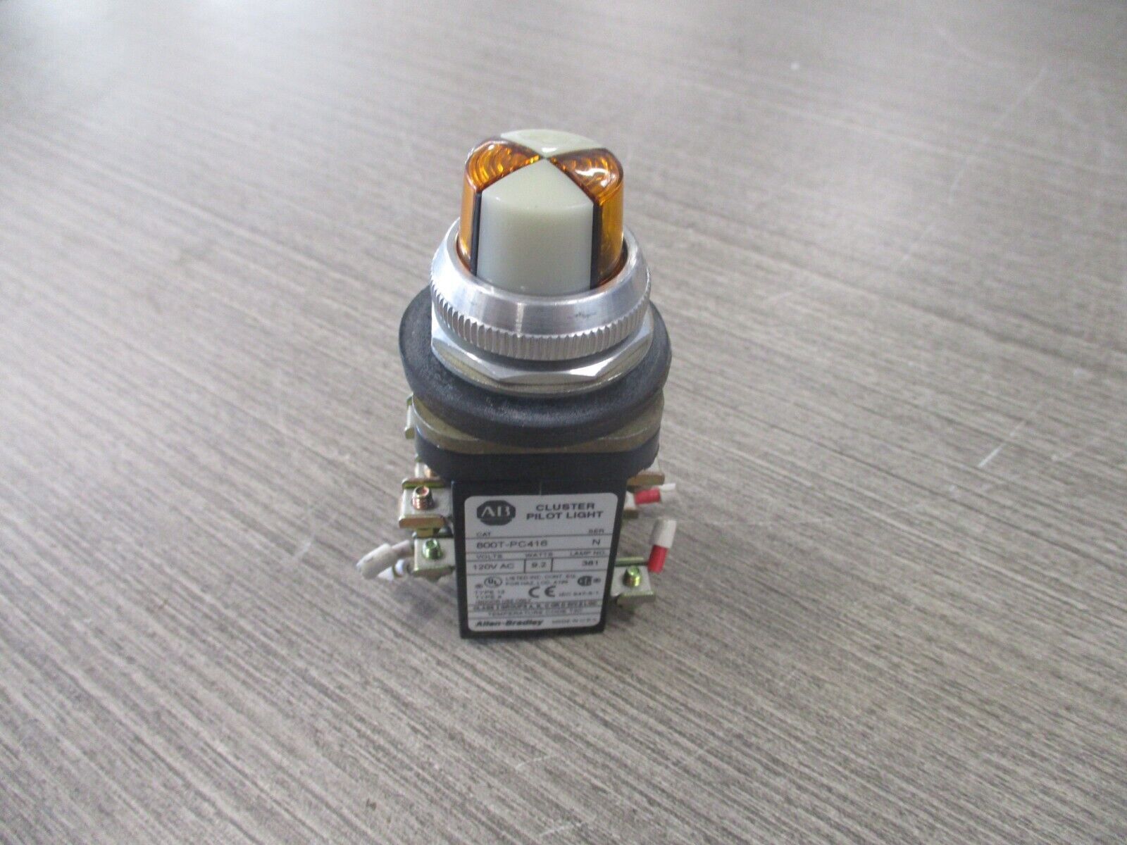Allen-Bradley Cluster Pilot Light 800T-PC416 Ser. N 120V Amber/White Used