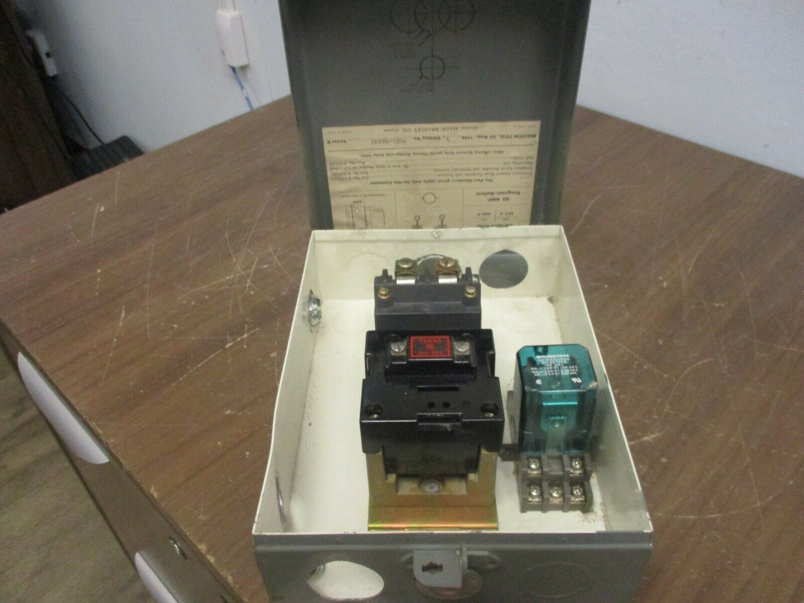 Allen-Bradley Enclosed Lighting Contactor 702L-BAA92 Ser K 120V Coil 30A 2P Used