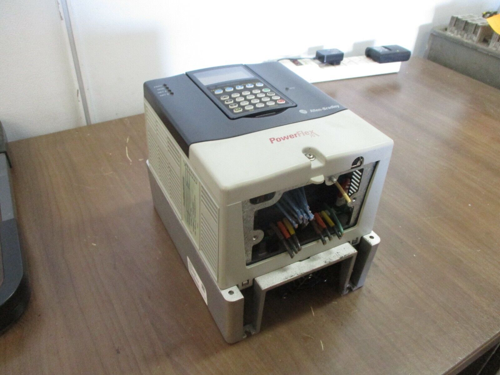 Allen-Bradley PowerFlex 70 AC Drive 20AD8P0A0AYYNNNN Ser. A 5HP 3Ph w/ Keypad
