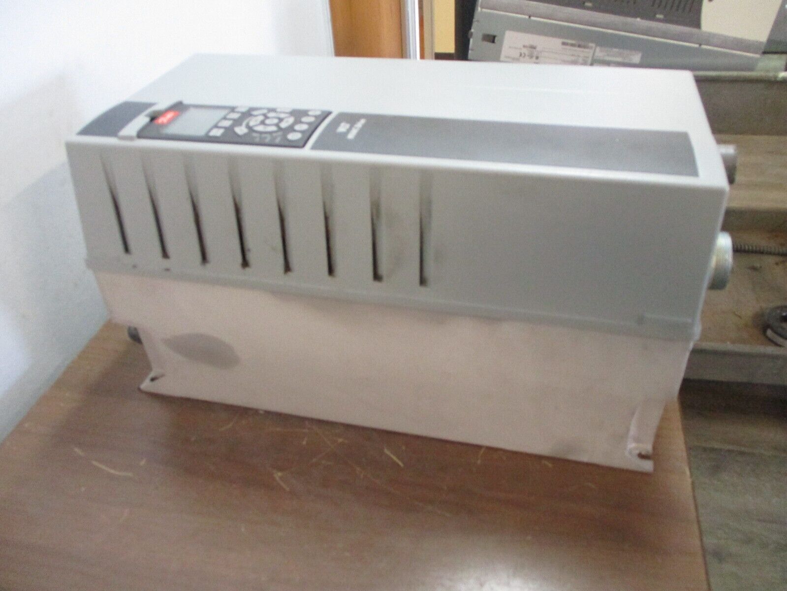 Danfoss VLT AC Drive 131B3531 25HP 3Ph w/ Keypad Used