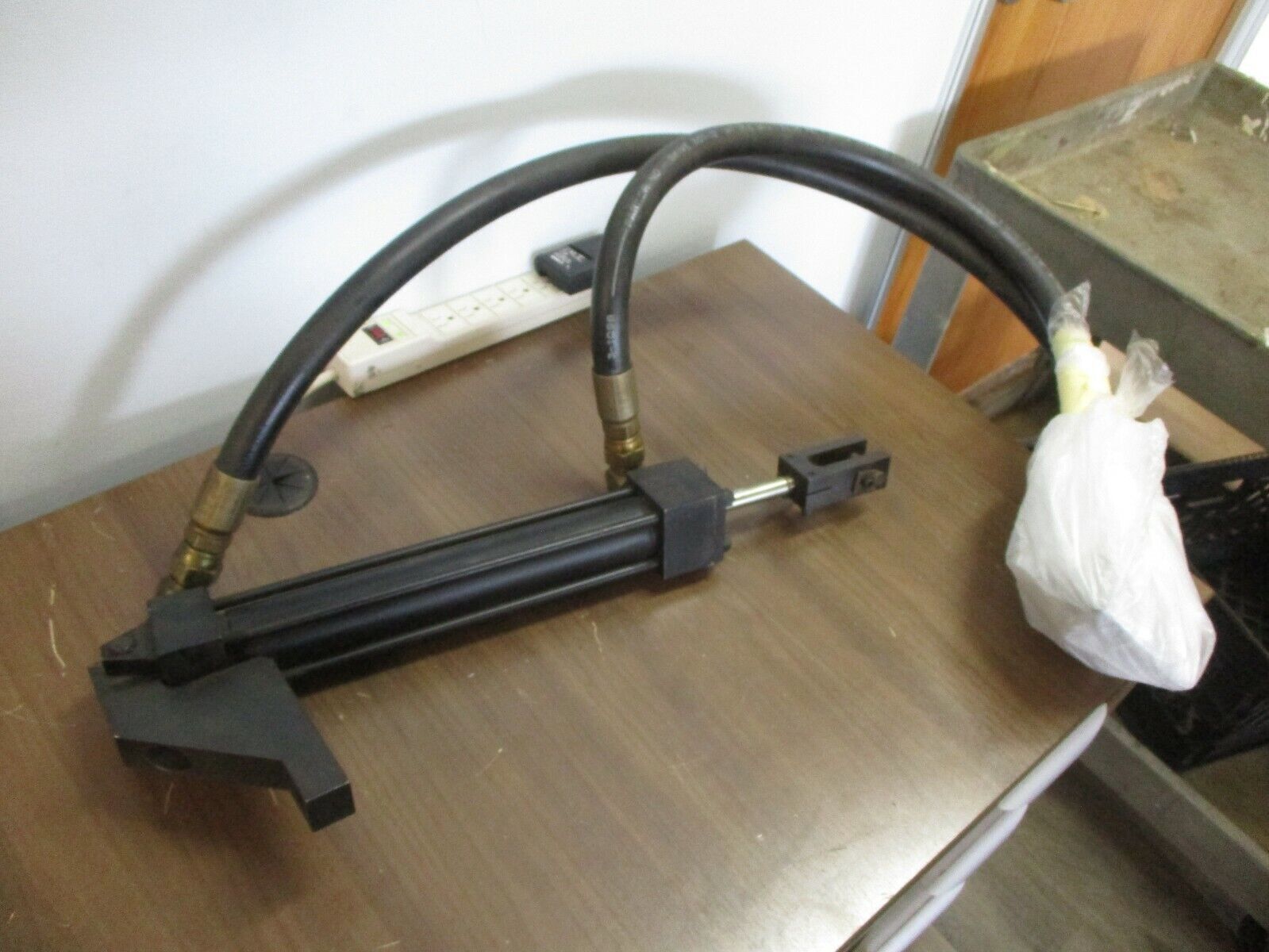 Parker Series 2H Hydraulic Cylinder 01.50 CBB2HLT14AC 11.000 3000PSI Used