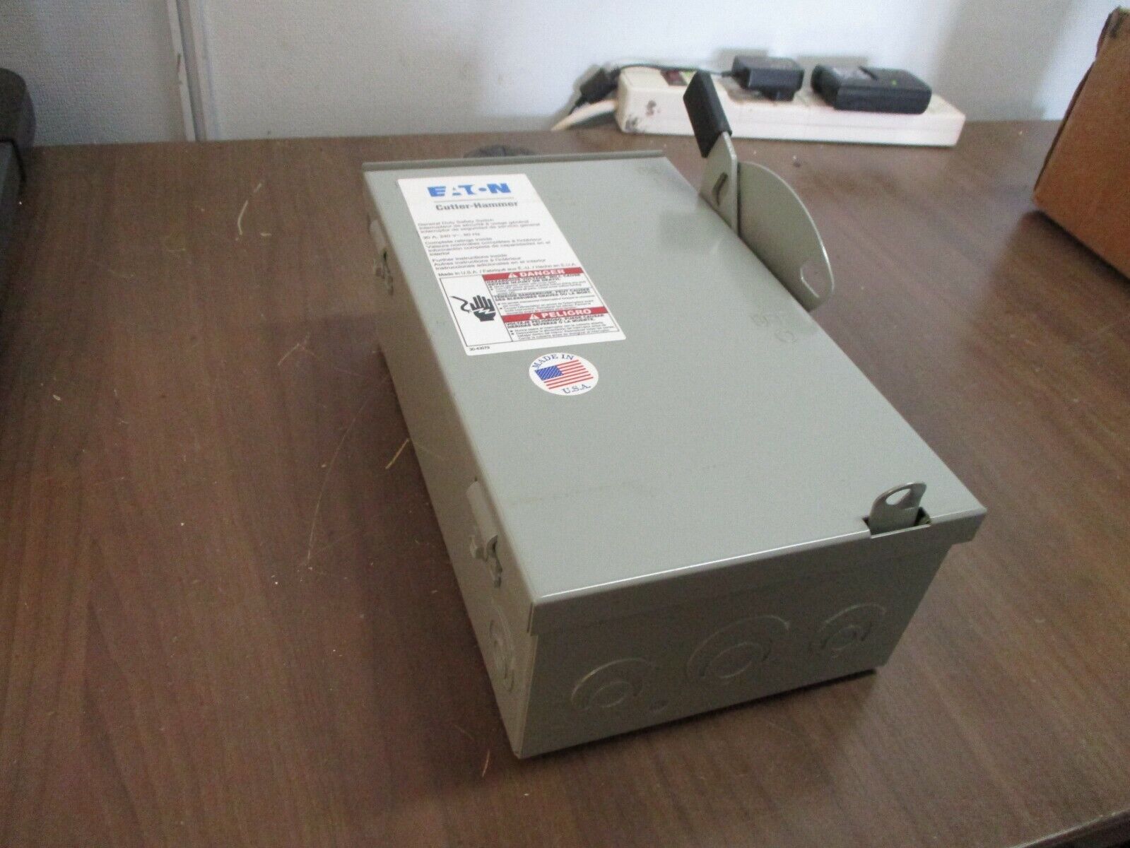 Eaton / Cutler-Hammer Type 3R Fusible Safety Switch / Disconnect DG221NRB 30A 3W
