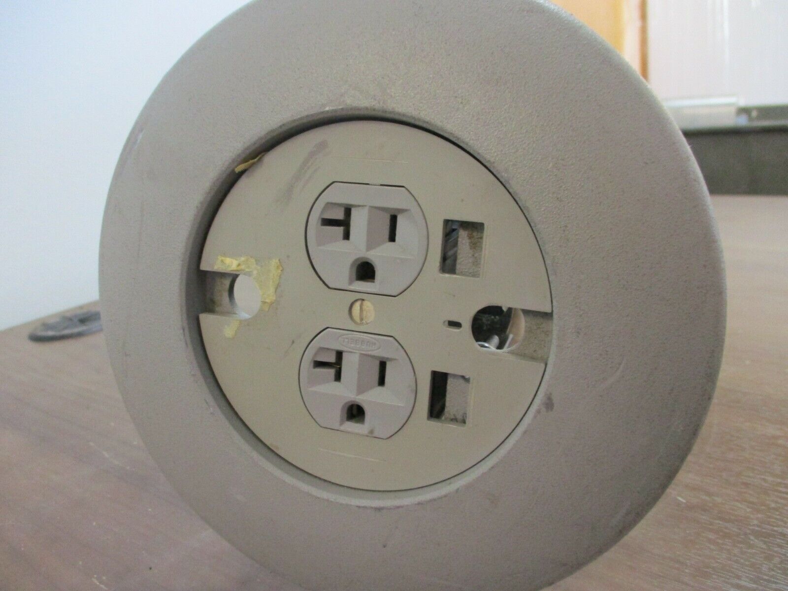 Hubbell Poke Through Duplex Receptacle Flush Mount 115V Used