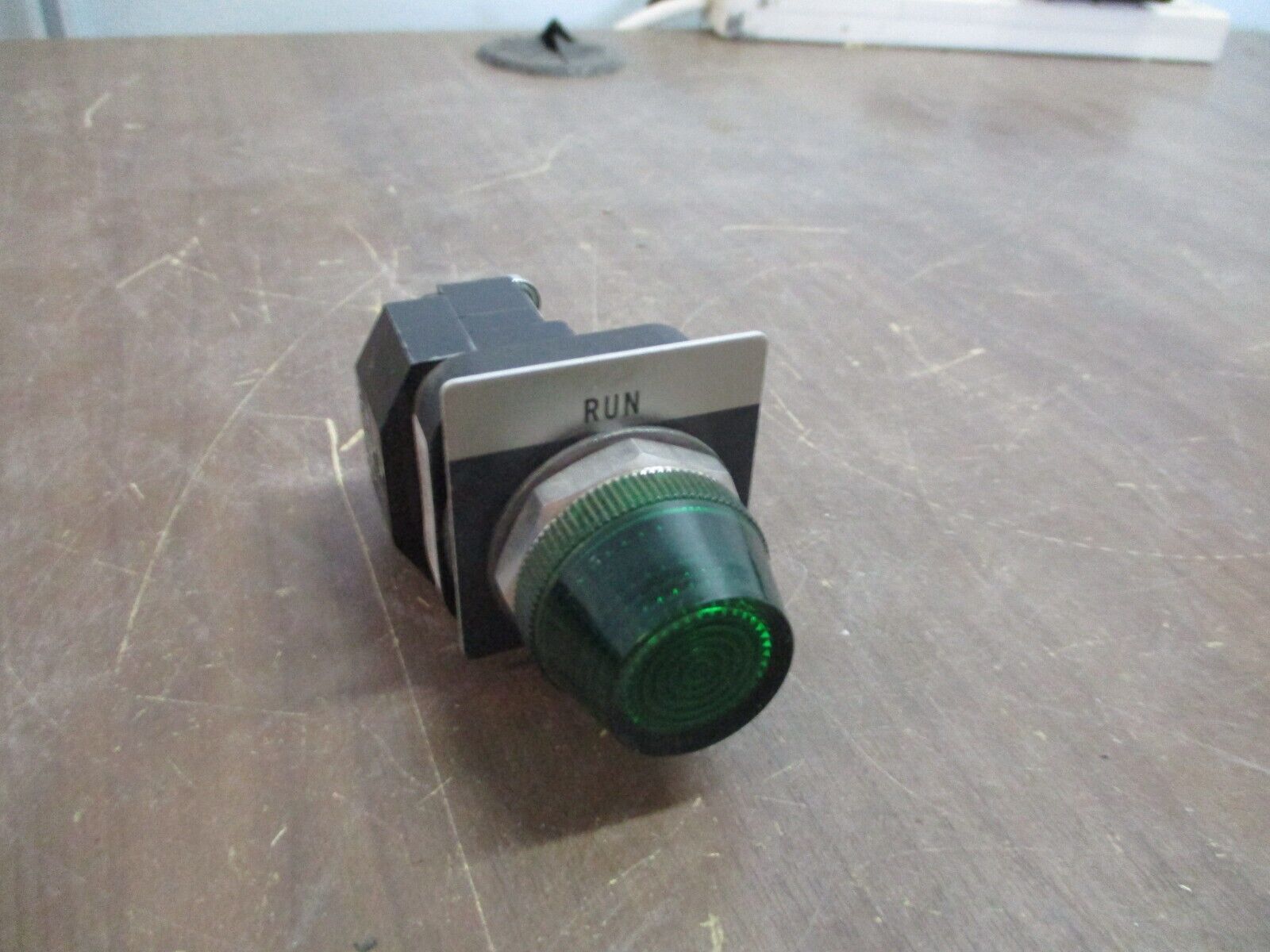 Allen-Bradley Pilot Light 800T-PH16G Ser. T 120V 50/60Hz Type 4/13 Green Used