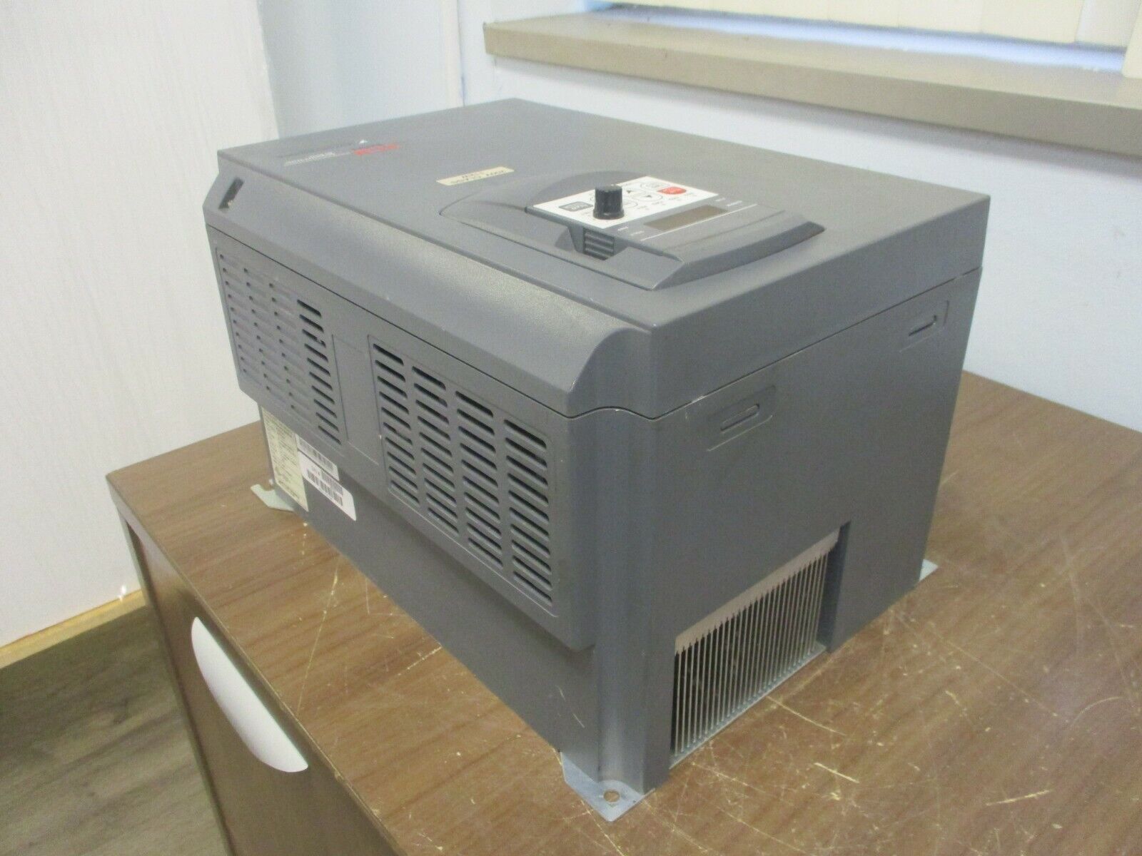 Motortronics VCM Series AC Drive VCM-215-N 15HP 3Ph w/ Keypad Used
