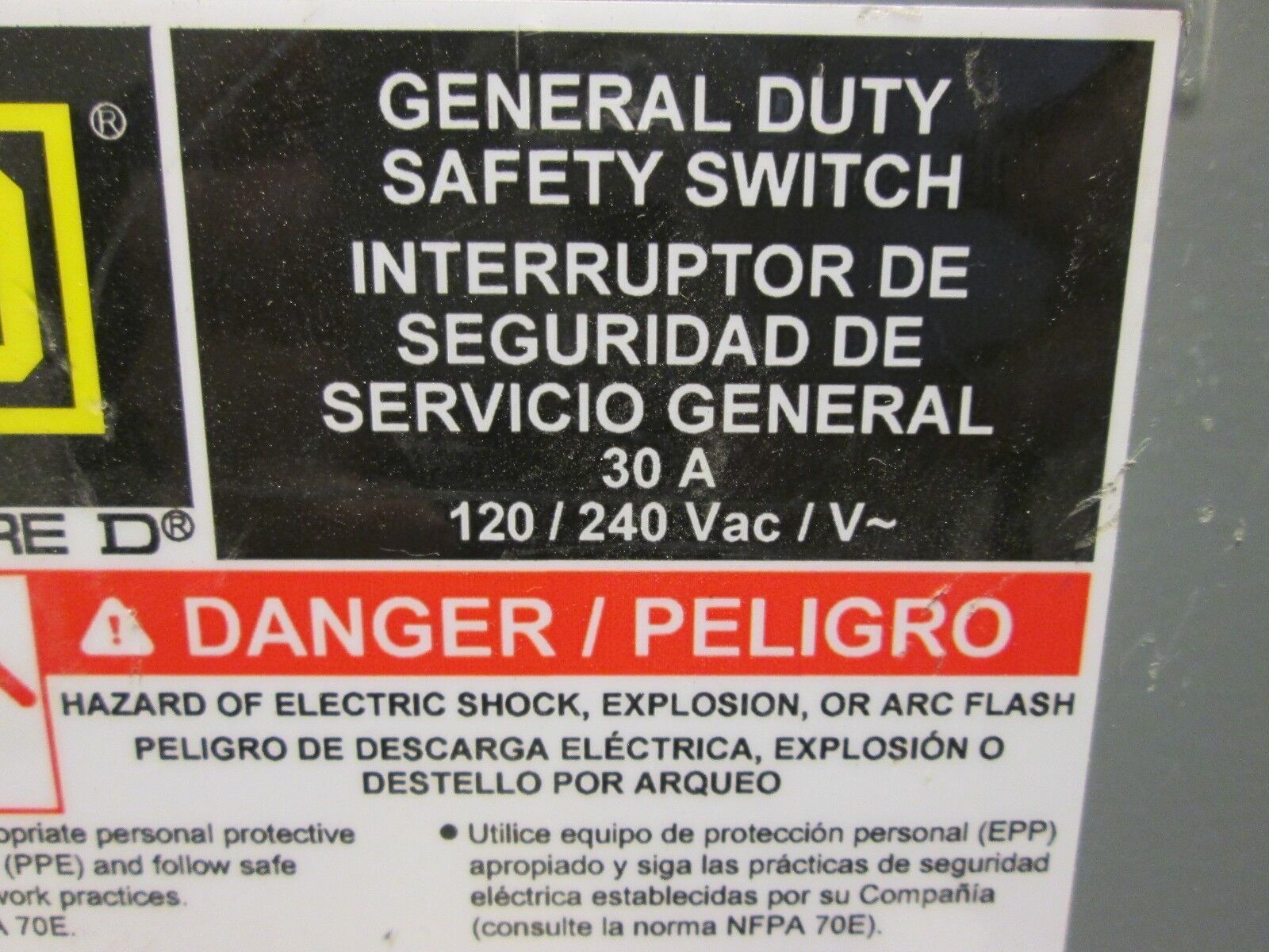 Square D Fusible Safety Switch D221N 30A 240V 3Ph Used