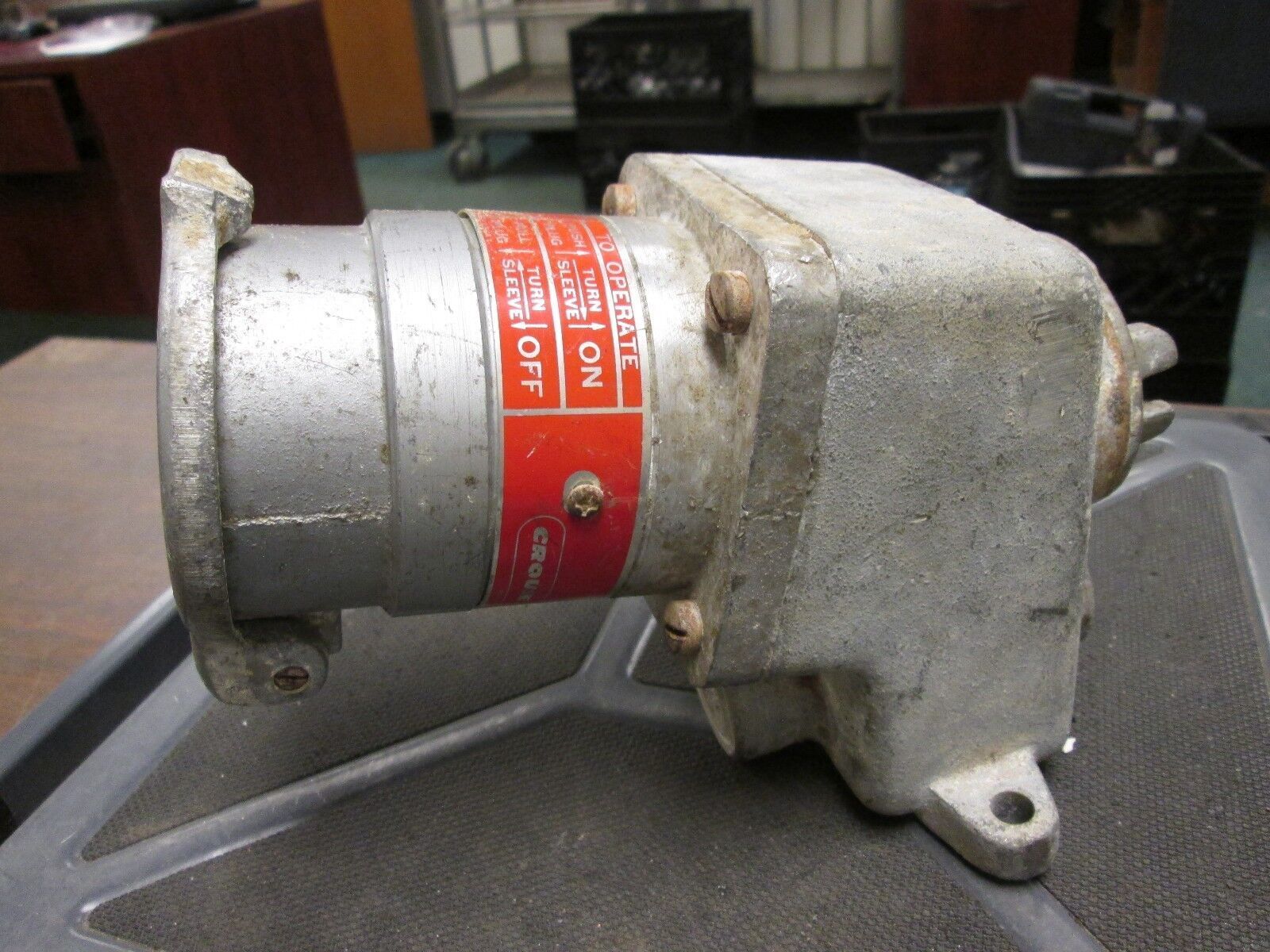 Crouse-Hinds Receptacle w/ Base CES2213NX 7A @ 460V 30A @ 230V 3W
