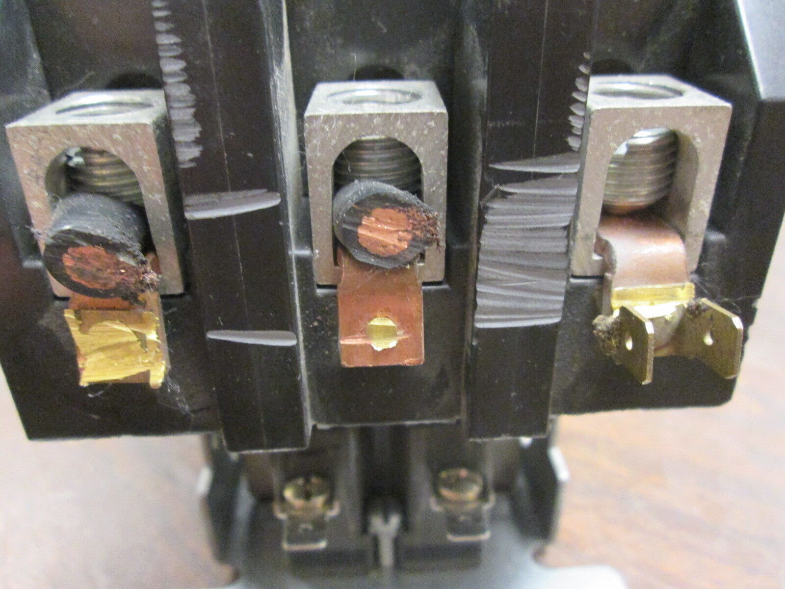Siemens Contactor 42FE35AF106 120V Coil *Missing Lug* *Broken Clips* Used
