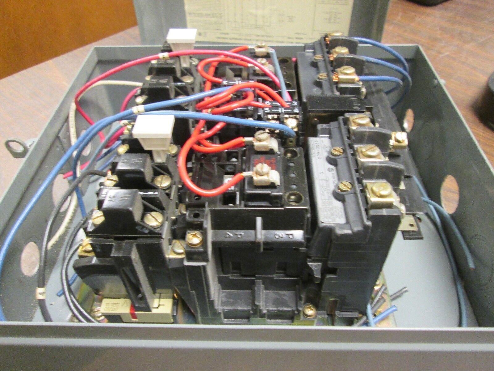 Allen-Bradley Enclosed Starter 520E-A0B 115-120V Coil Size 0 18A Used