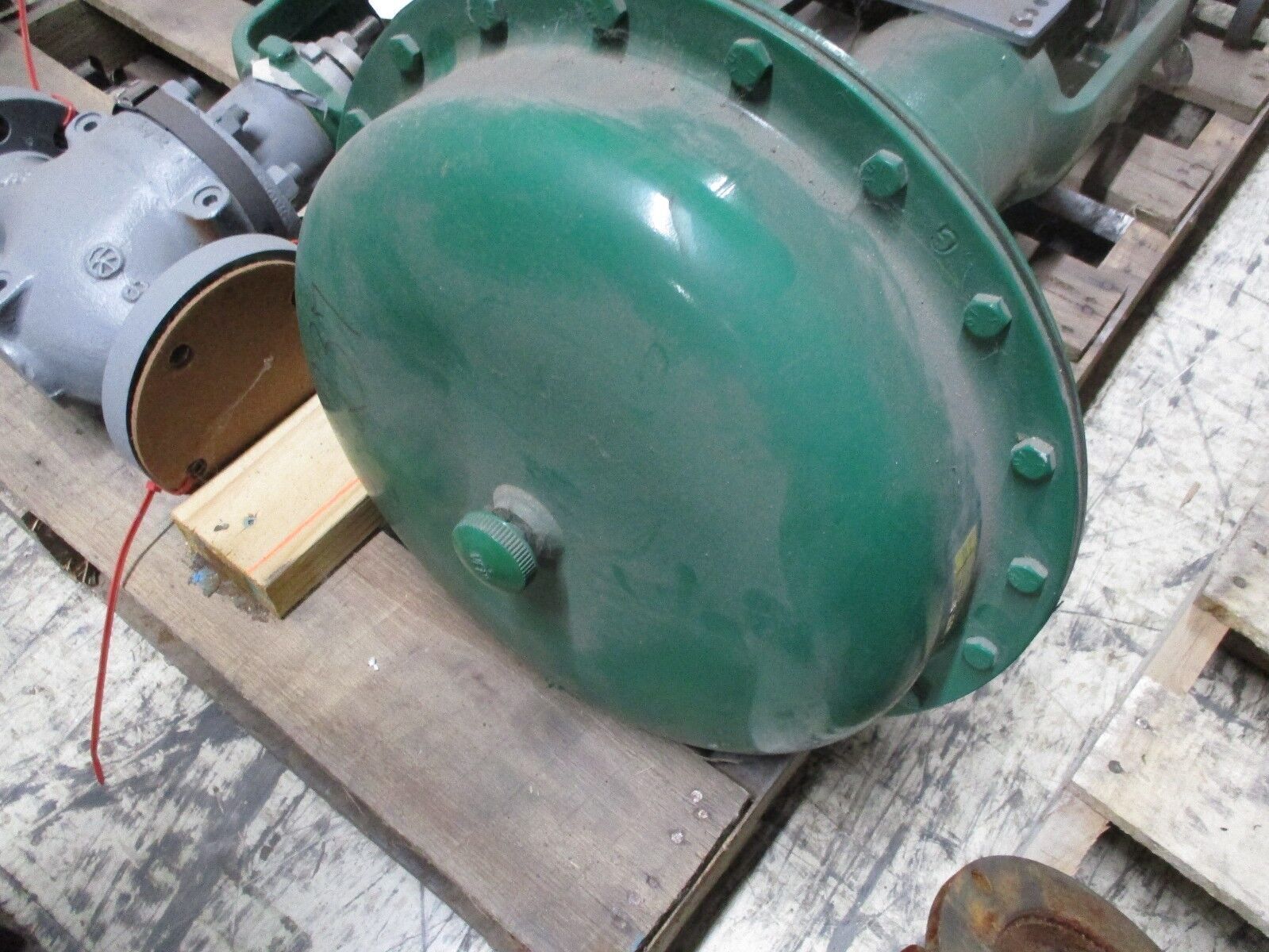 Fisher Diaphragm Control Valve w/ Positioner 667 / EZ Size 45 / 2" Used