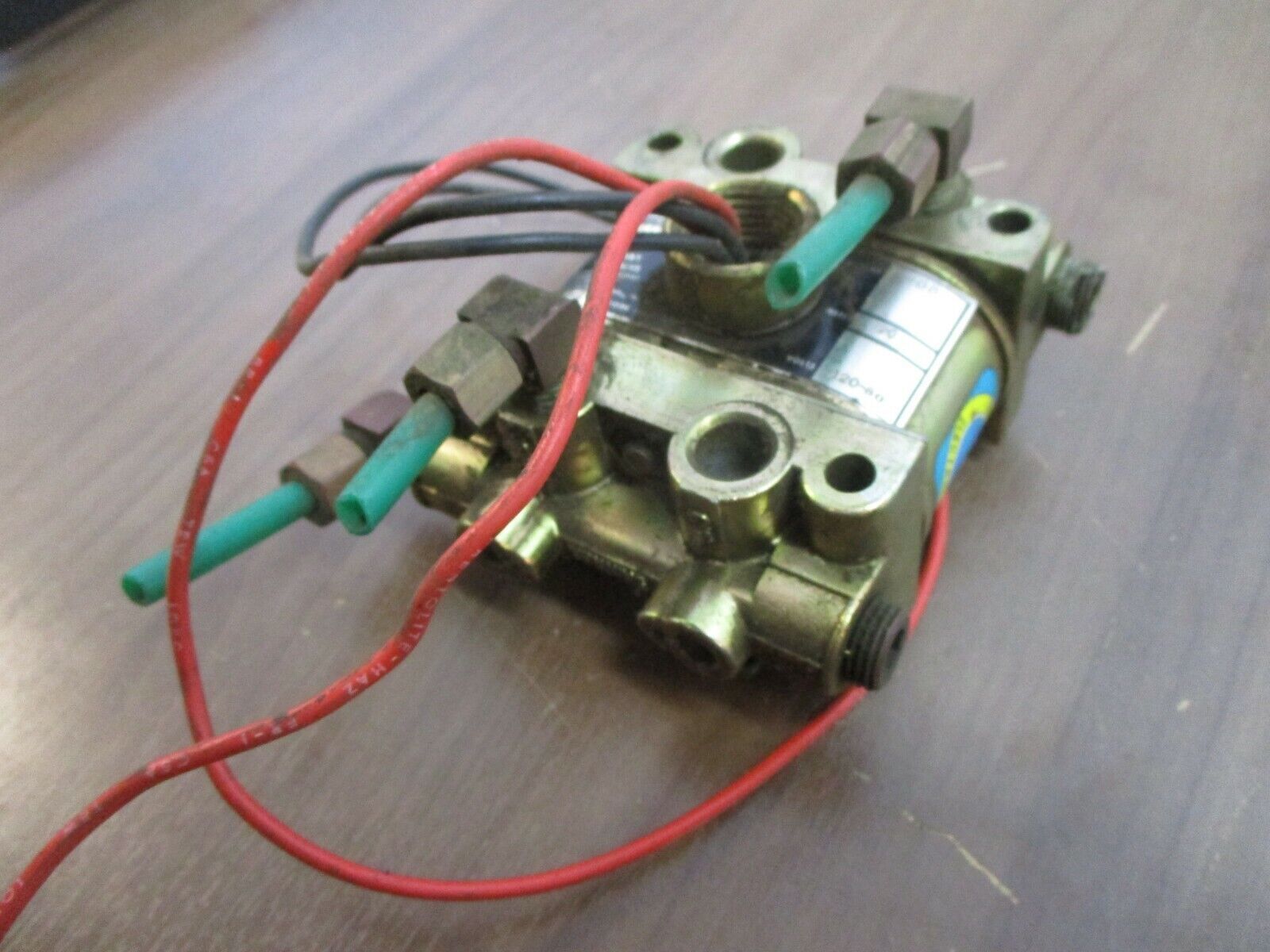 Skinner 4-Way Valve V935DB2100 100PSI 20W 120V 60Hz Used