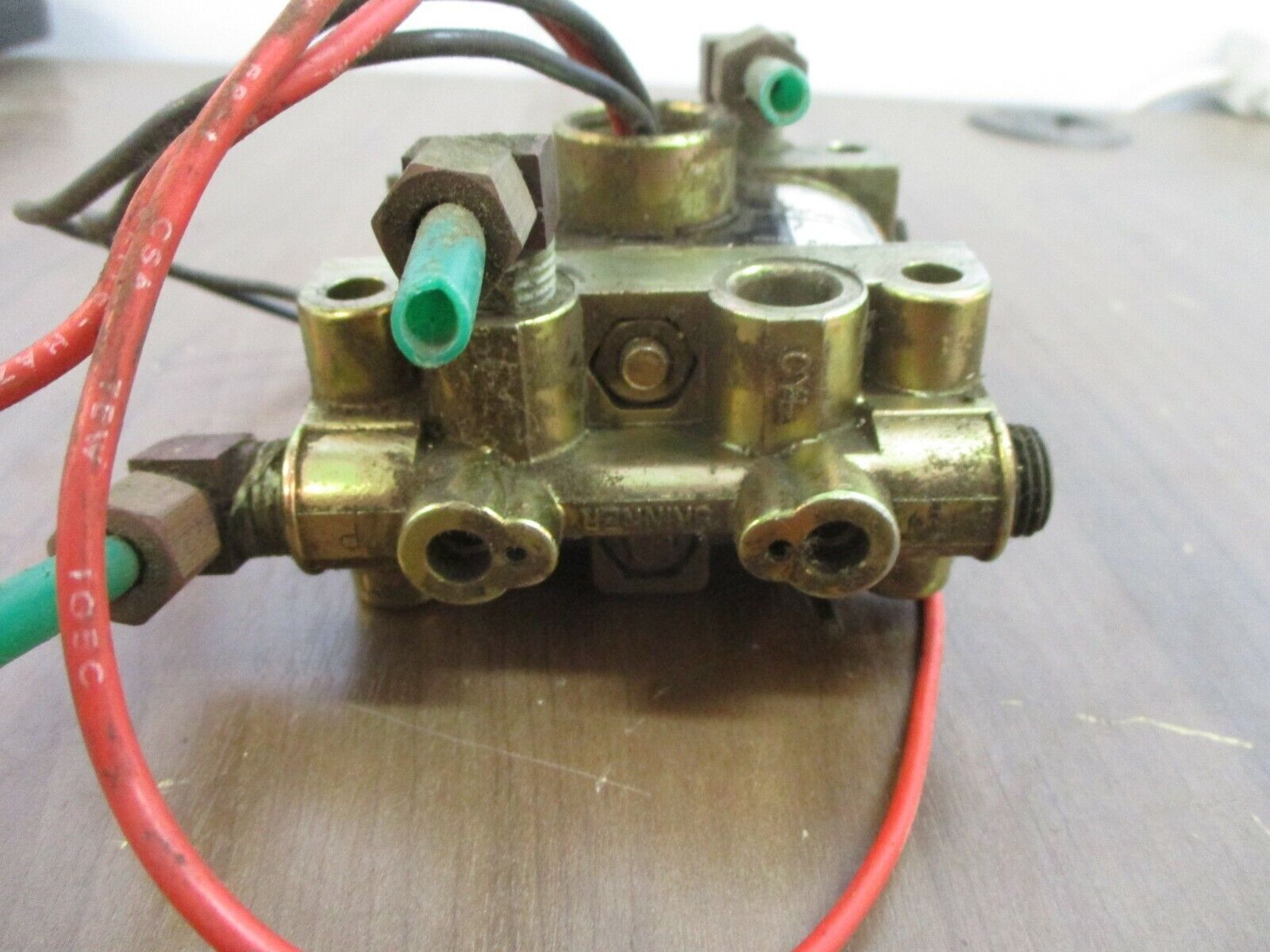 Skinner 4-Way Valve V935DB2100 100PSI 20W 120V 60Hz Used