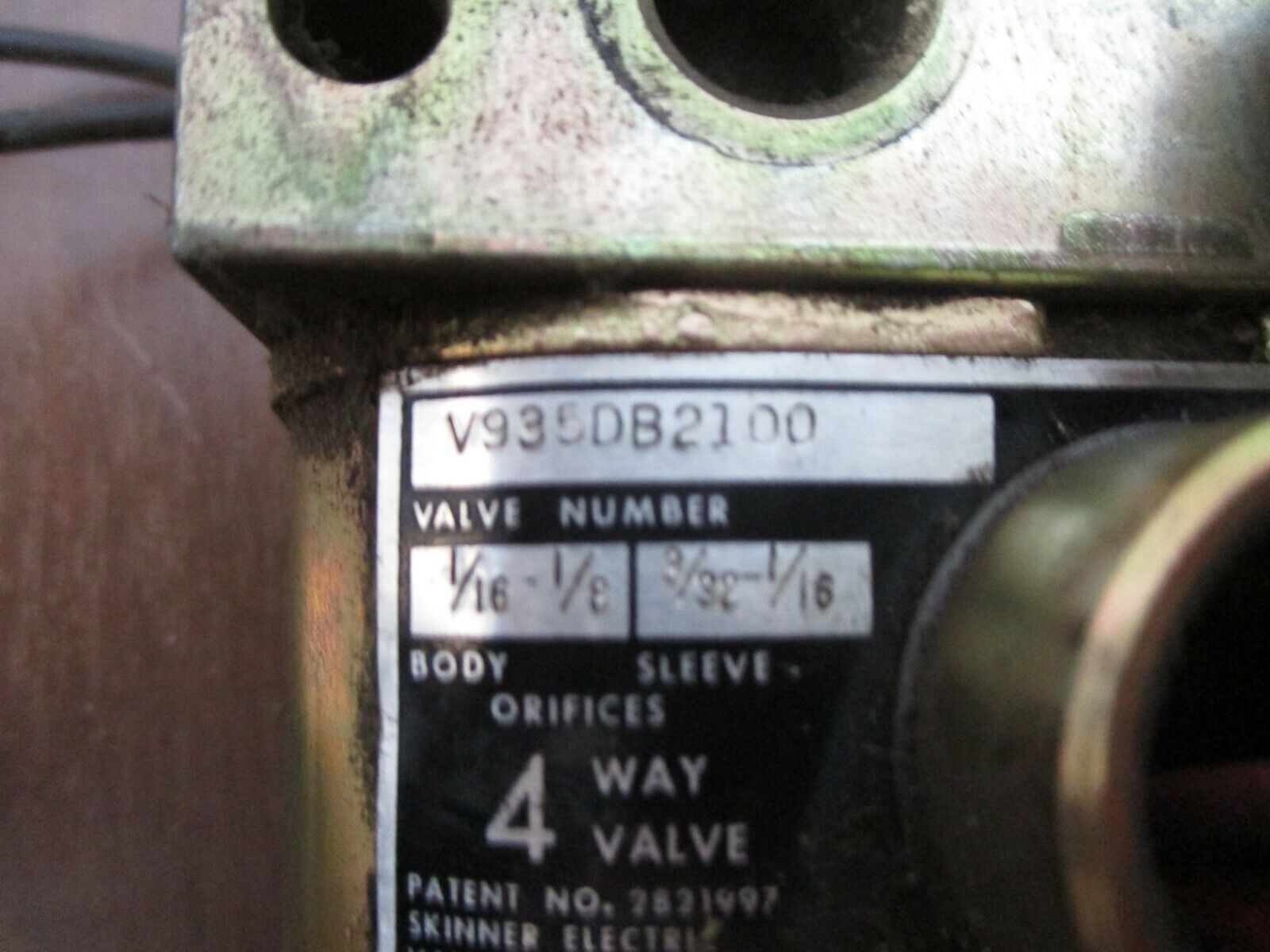 Skinner 4-Way Valve V935DB2100 100PSI 20W 120V 60Hz Used