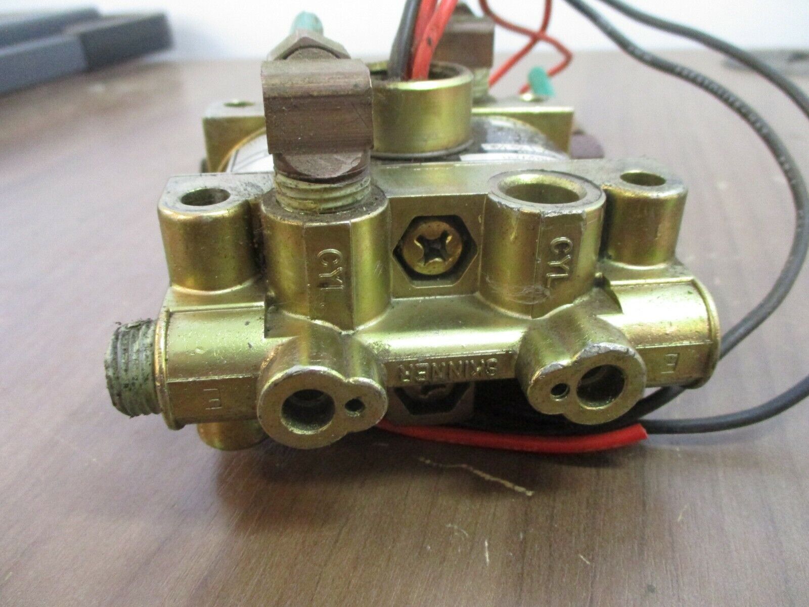 Skinner 4-Way Valve V935DB2100 100PSI 20W 120V 60Hz Used