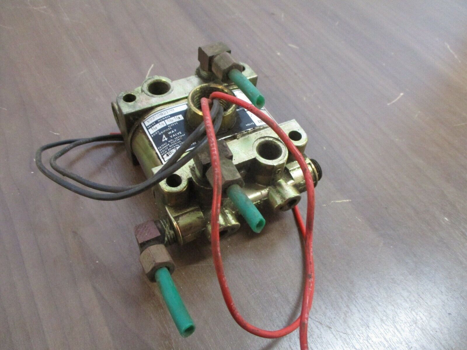 Skinner 4-Way Valve V935DB2100 100PSI 20W 120V 60Hz Used