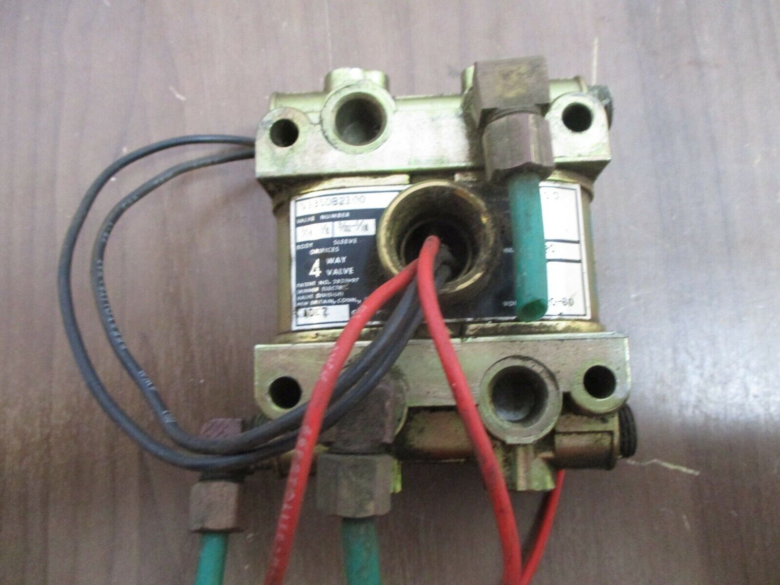 Skinner 4-Way Valve V935DB2100 100PSI 20W 120V 60Hz Used