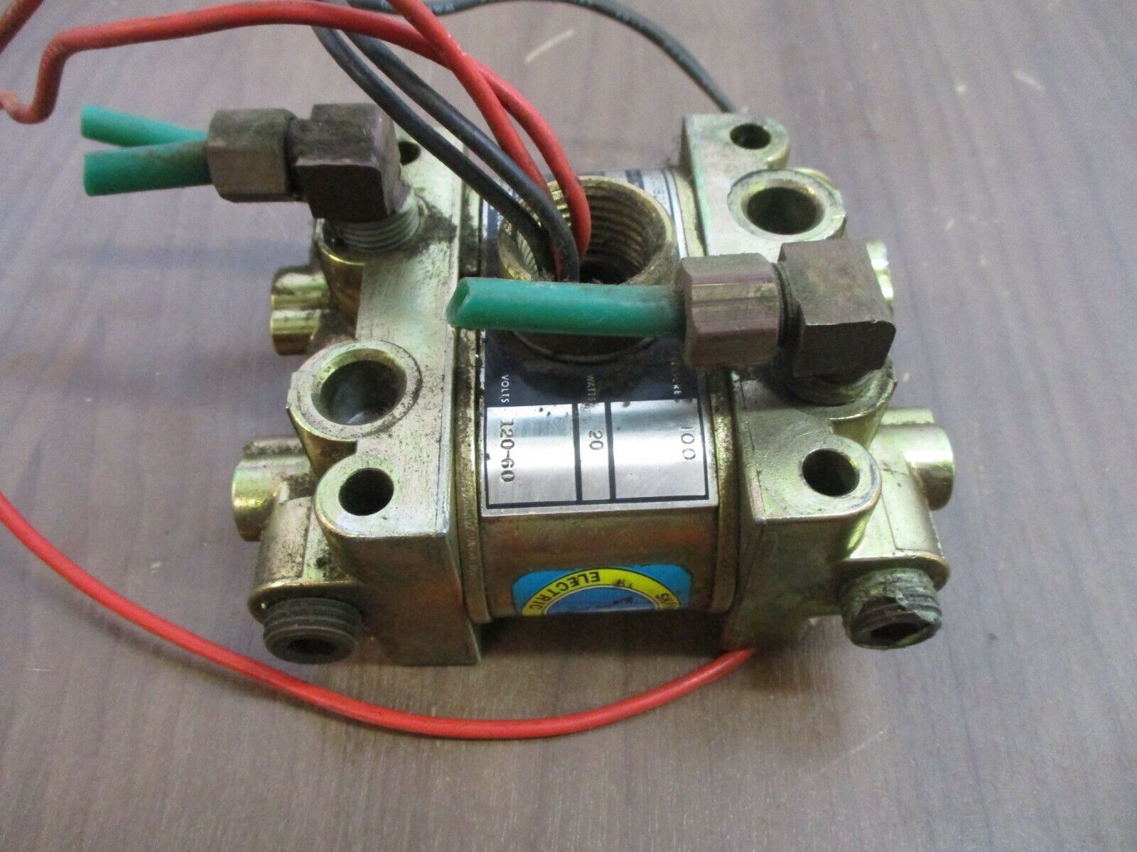 Skinner 4-Way Valve V935DB2100 100PSI 20W 120V 60Hz Used