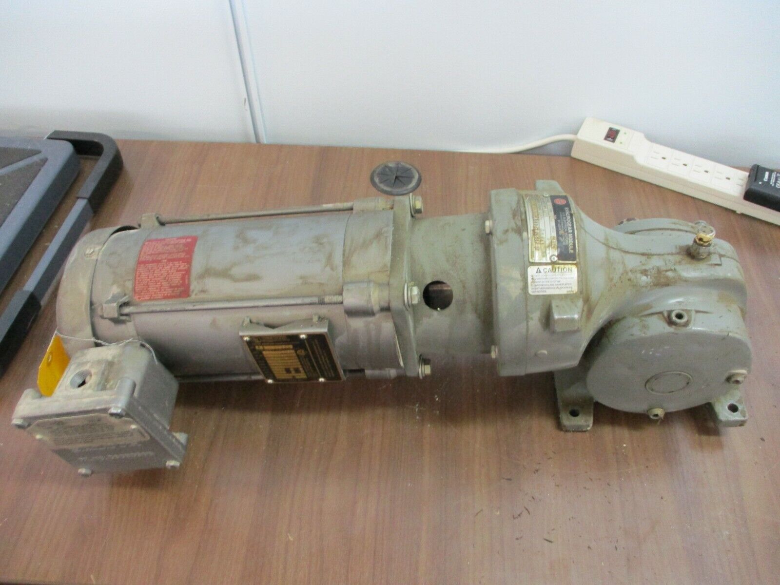 US Motors Syncrogear Module E433/Y08Y135R268F Ratio: 21:1 1.5HP Input Used