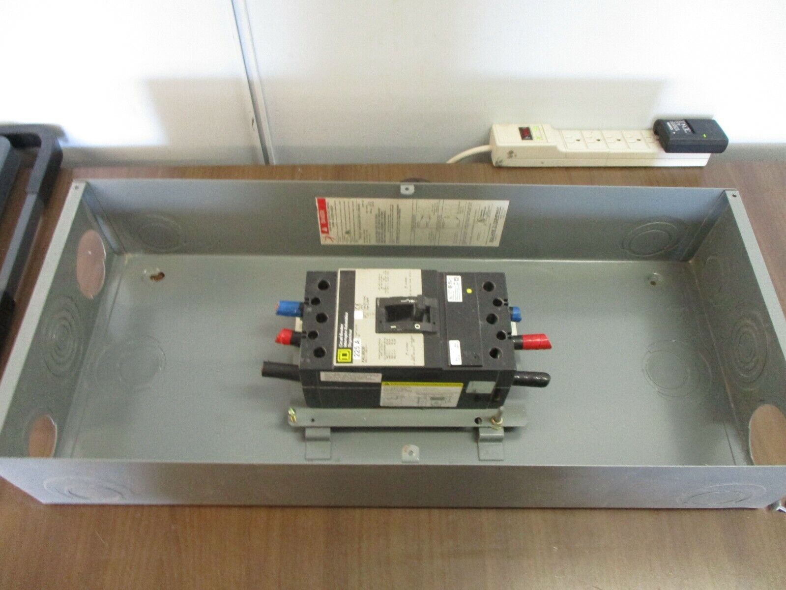 Square D Enclosed Circuit Breaker KAL36225 225A 600V Type 1 Enclosure Used