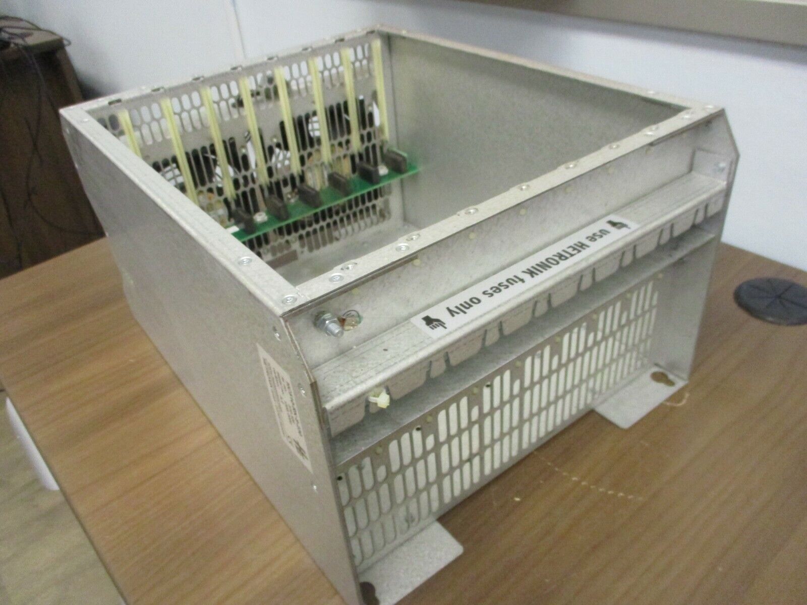 Hetronik PLC Rack HC510-RK-8-230 Ver. A.2 8-Slot Used