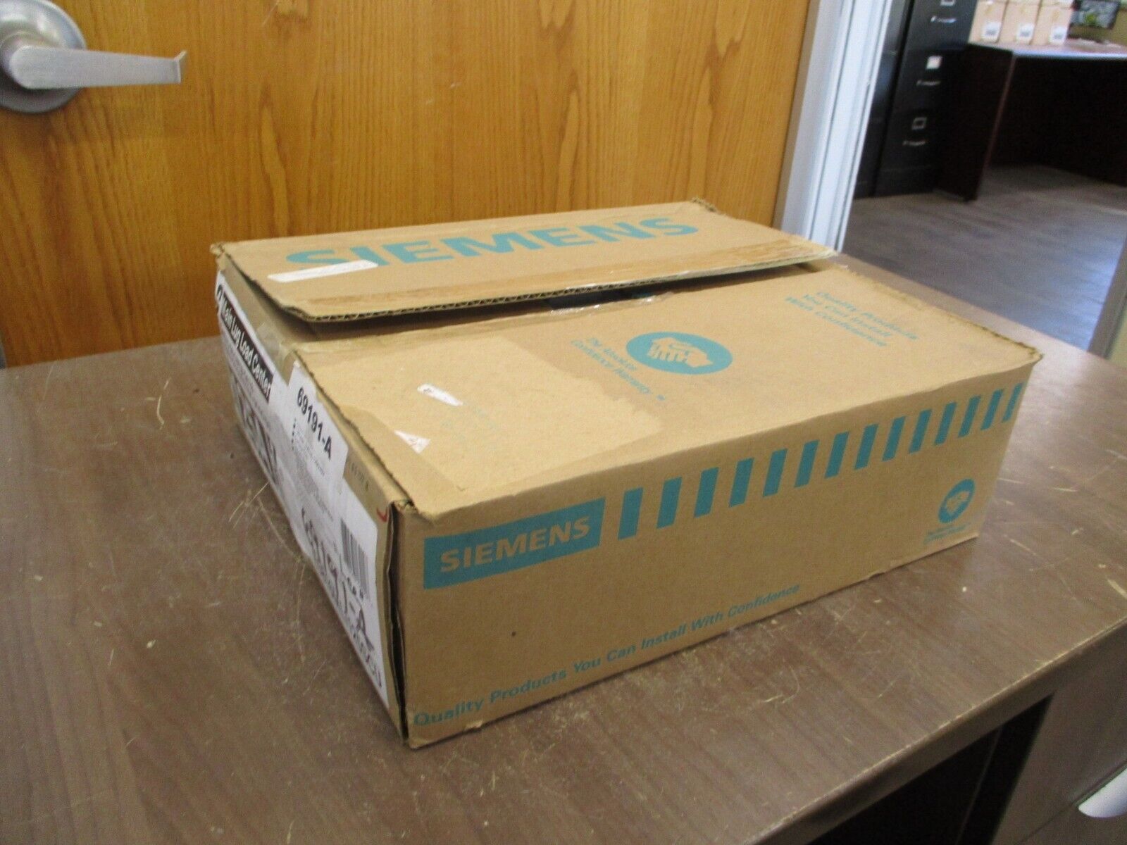 Siemens Main Lug Load Center E0816MLL25SCU 125A 120/240V 8-Space New Surplus
