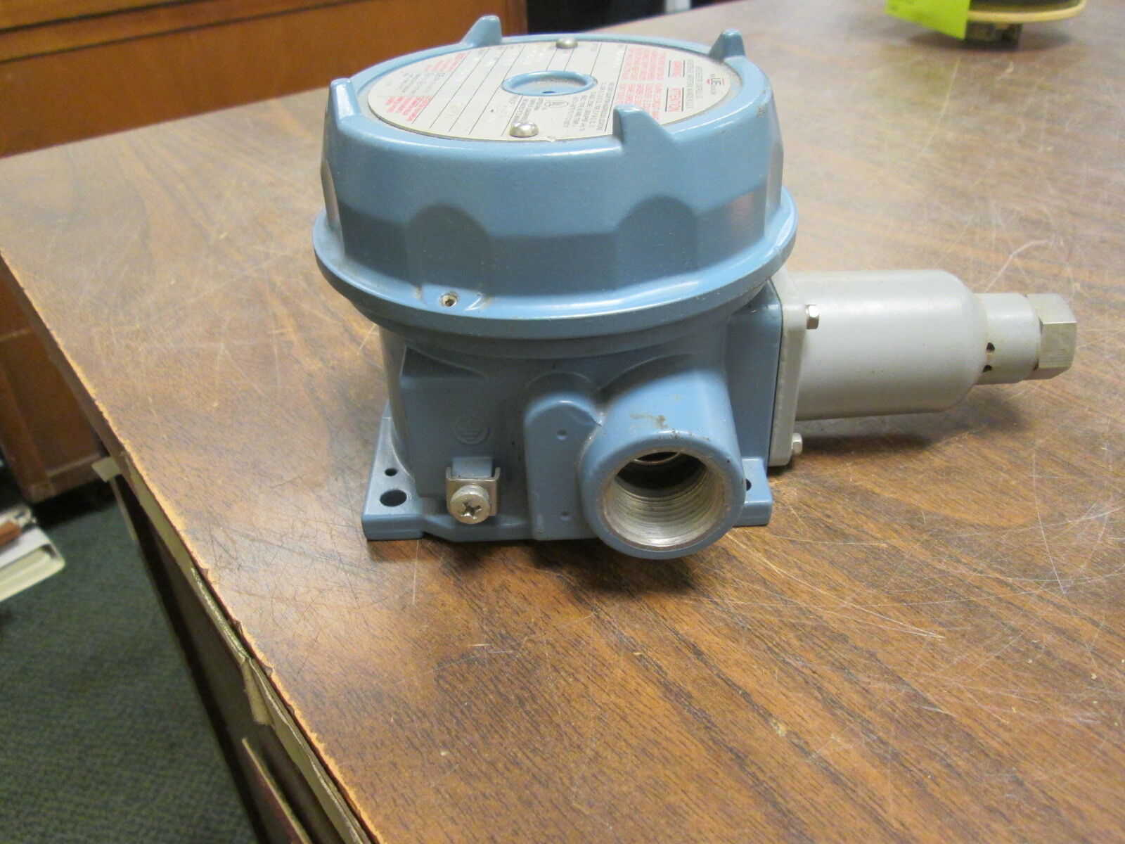 United Electric Explosion Proof Pressure Switch J120-361 9836 20-300PSI 15A Used