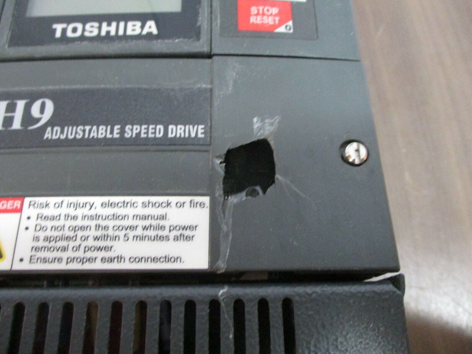 Toshiba H9 AC Drive VT130H9U4055 5HP 3Ph w/ Keypad *Broken Cover* Used