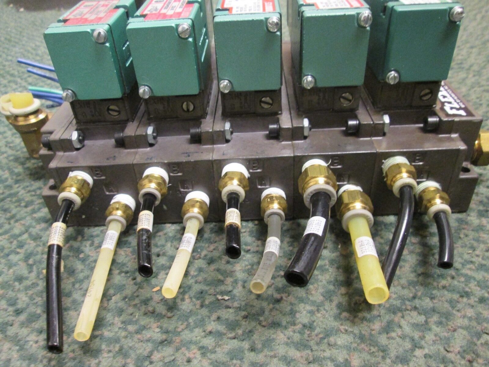 Numatics Valves w/ Base 150 PSIG-AIR (1) 225-369 (4) 225-369B 5 valves Used