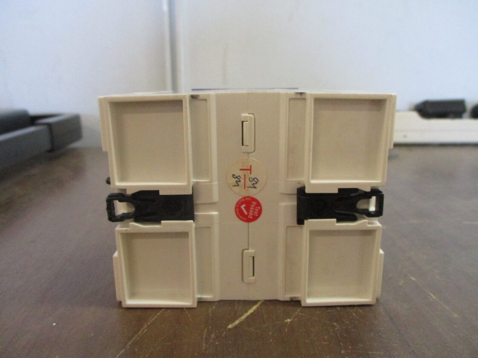 Square D Clipsal 4-Ch Analogue Output Unit SLCLE5504TAMP Supply: 120VAC 60Hz 5VA