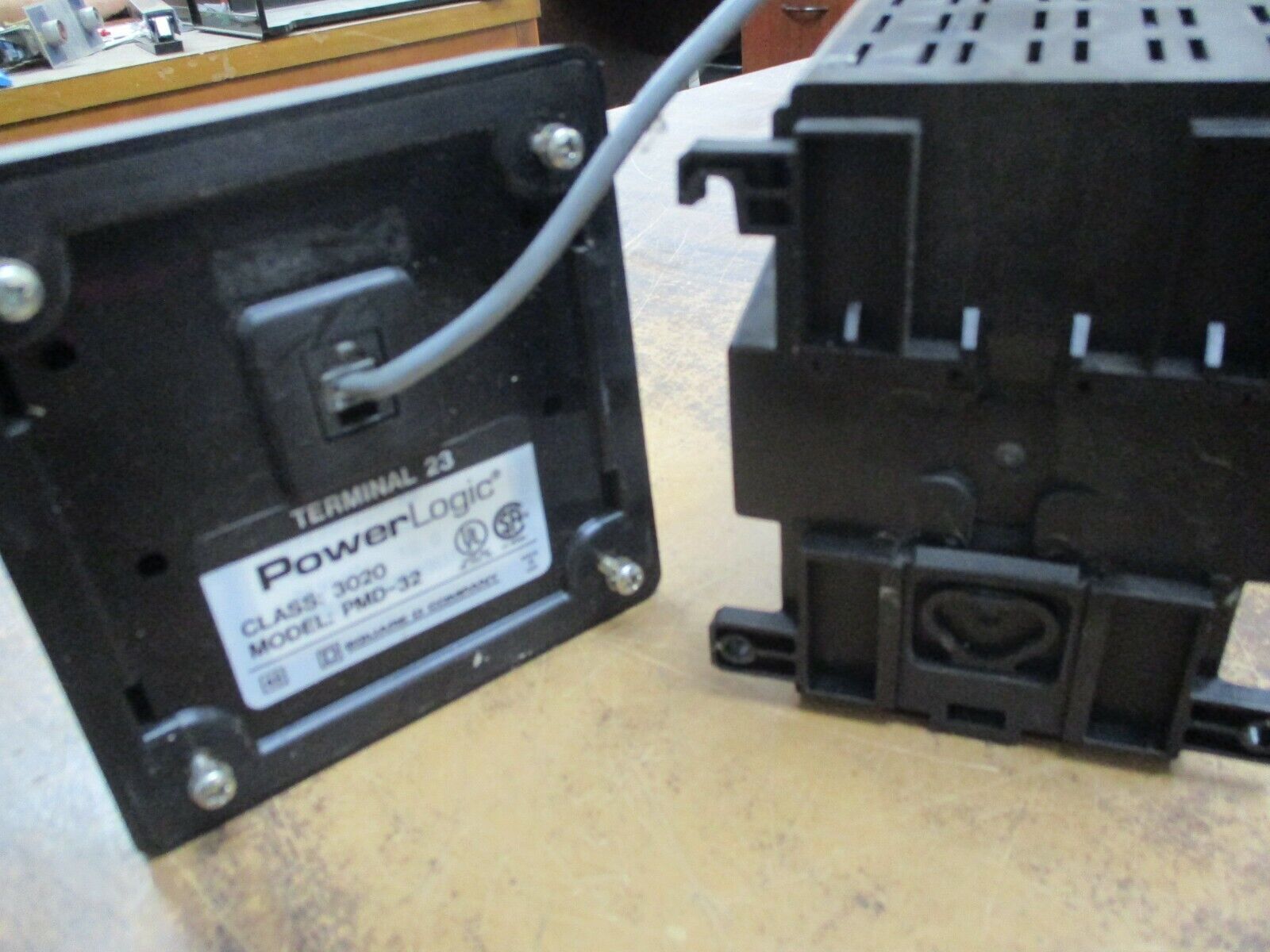 Square D PowerLogic Power Meter w/ Display 3020 PM-620 / 3020 PMD-32 Used