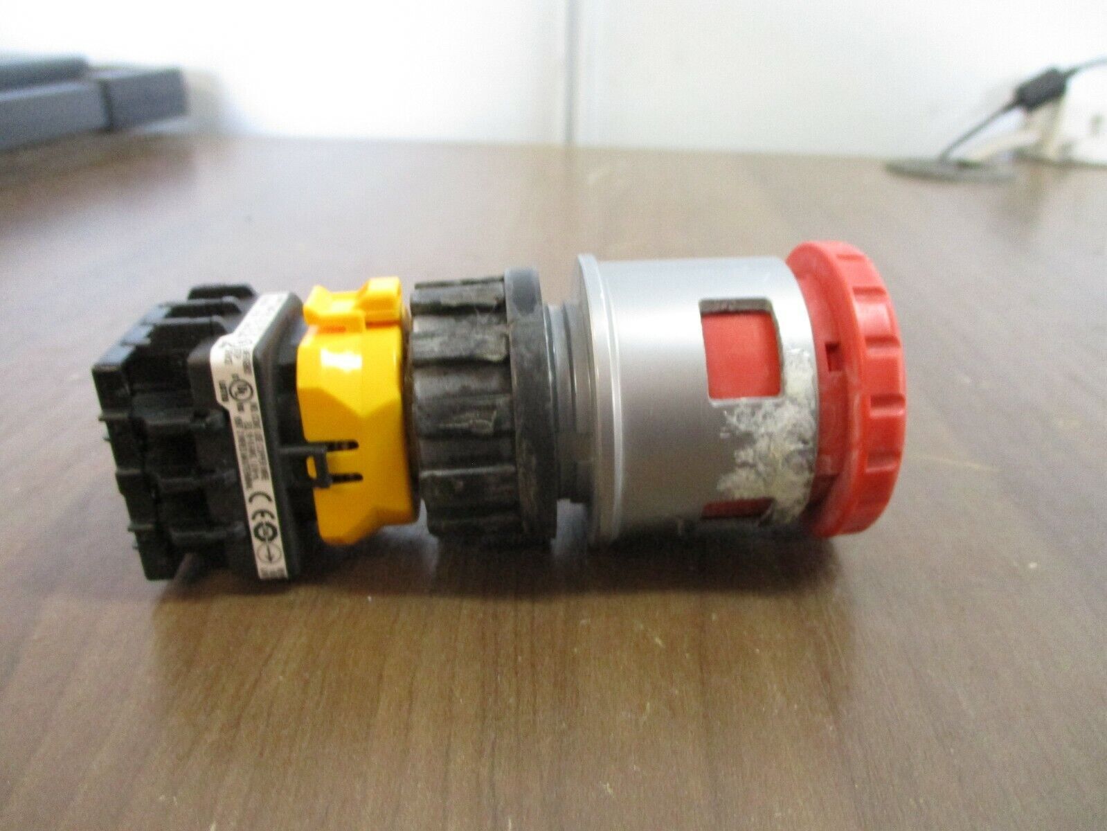 IDEC E-Stop Push Button XN4E-BL 250VAC 1.5A 30VDC 1.0A Used