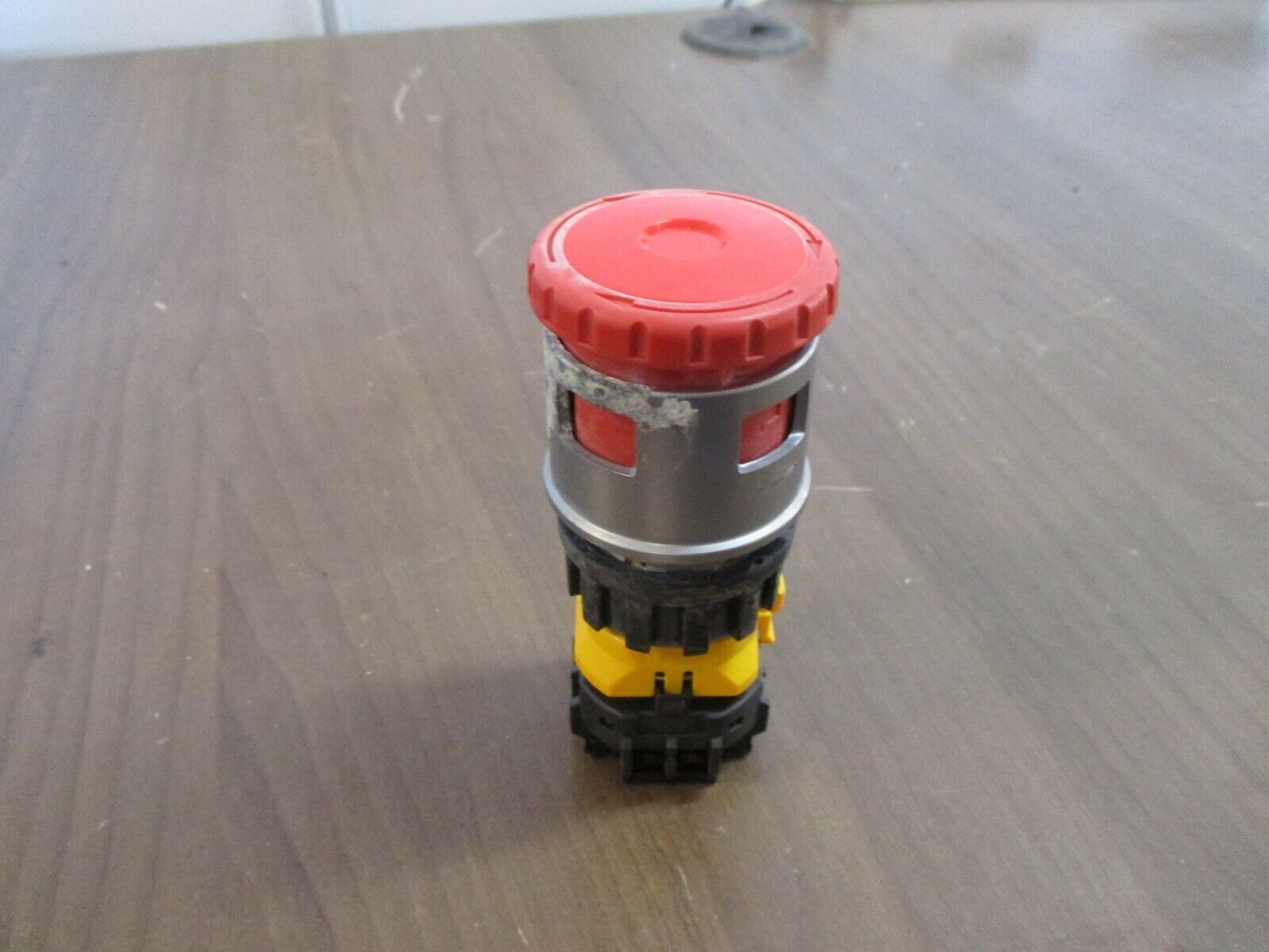 IDEC E-Stop Push Button XN4E-BL 250VAC 1.5A 30VDC 1.0A Used