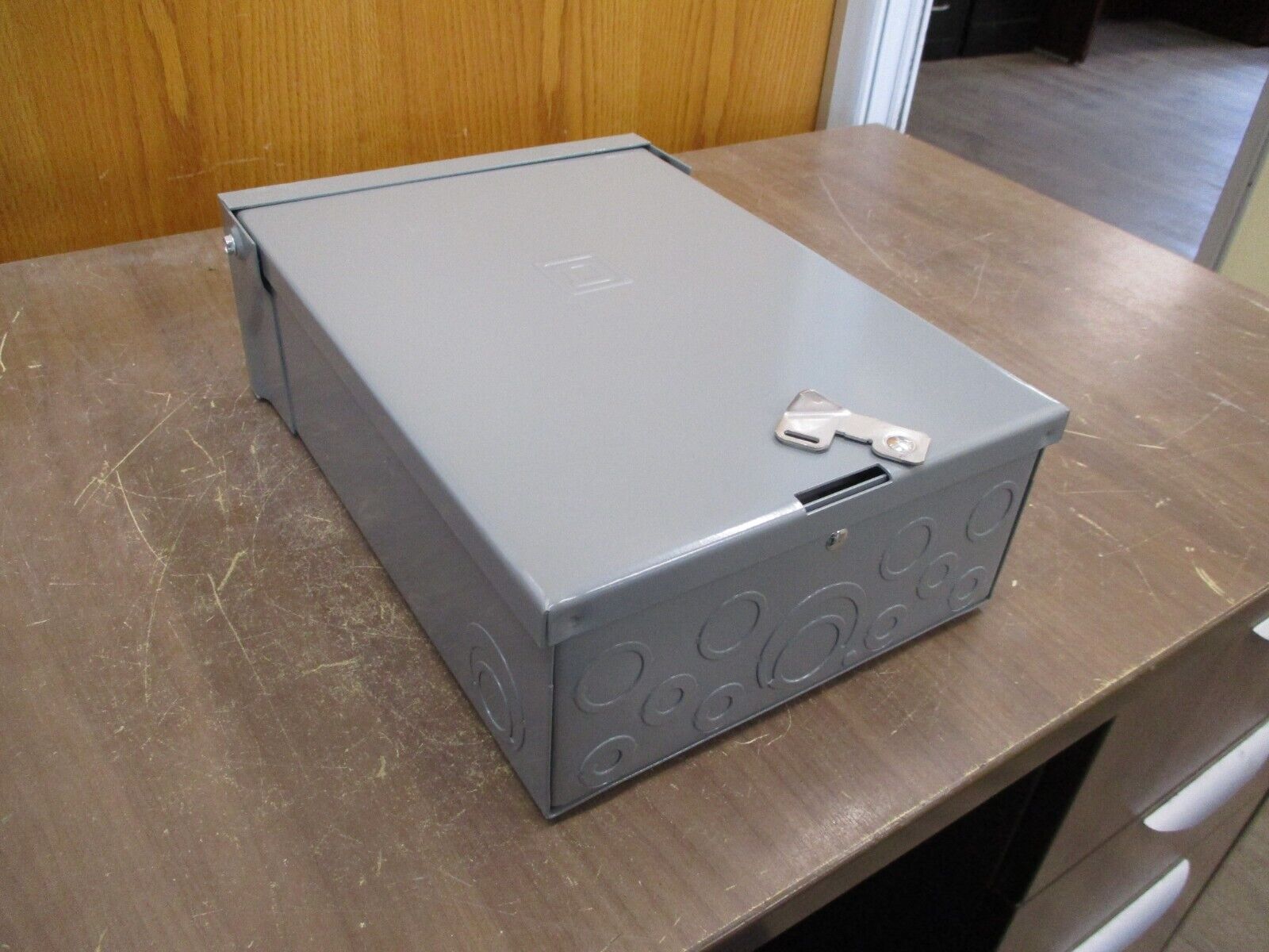 Square D Outdoor Load Center QOB816L100RB Ser. G04 100A 120/240V 1Ph 50/60Hz