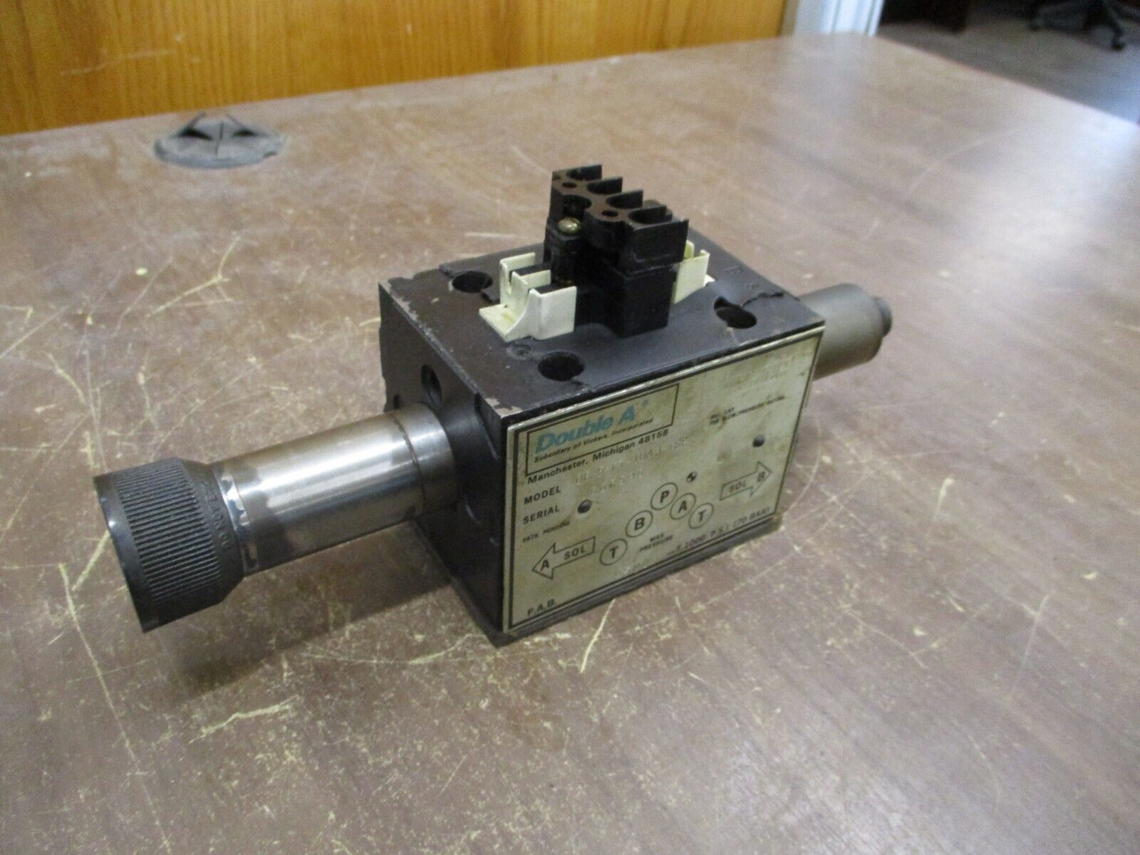 Vickers Double A Directional Control Valve QF-5-TT-10A3-TSP 1000PSI Used
