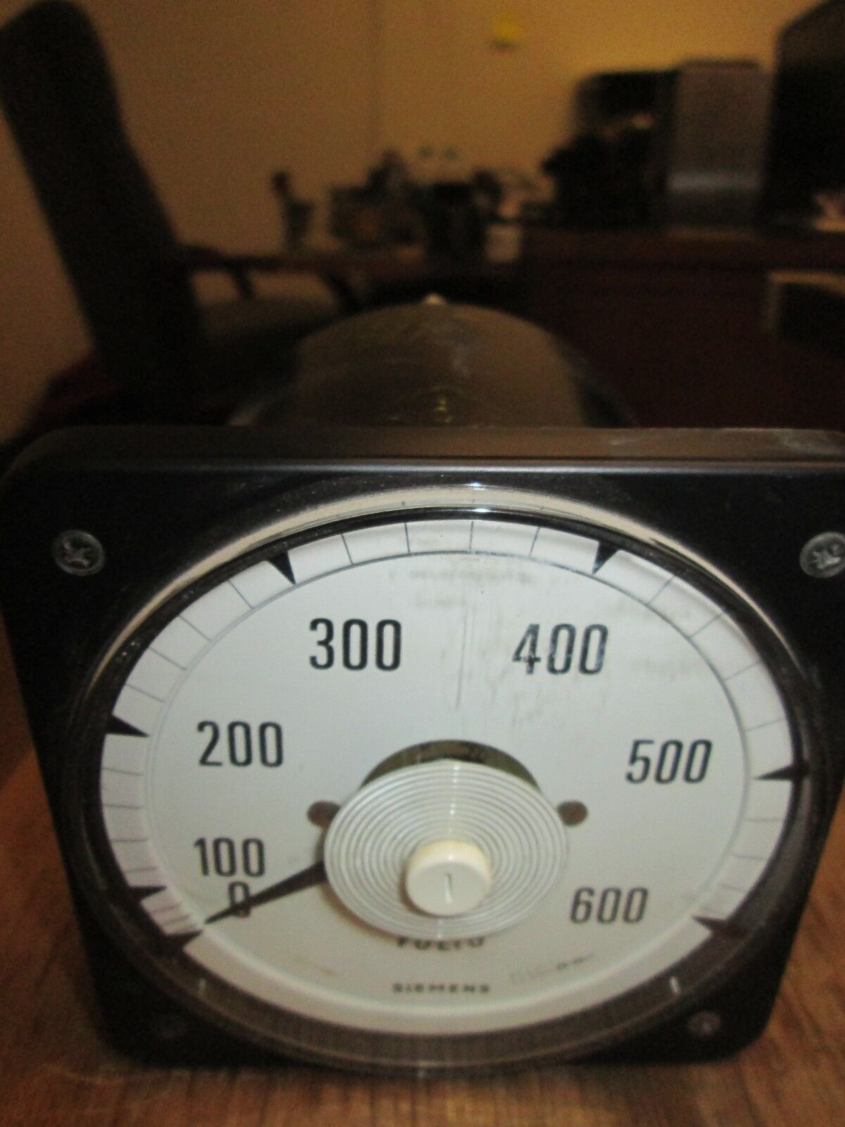 Crompton Voltmeter VA-RSSJ Range: 250V Scale: 0-600V Used