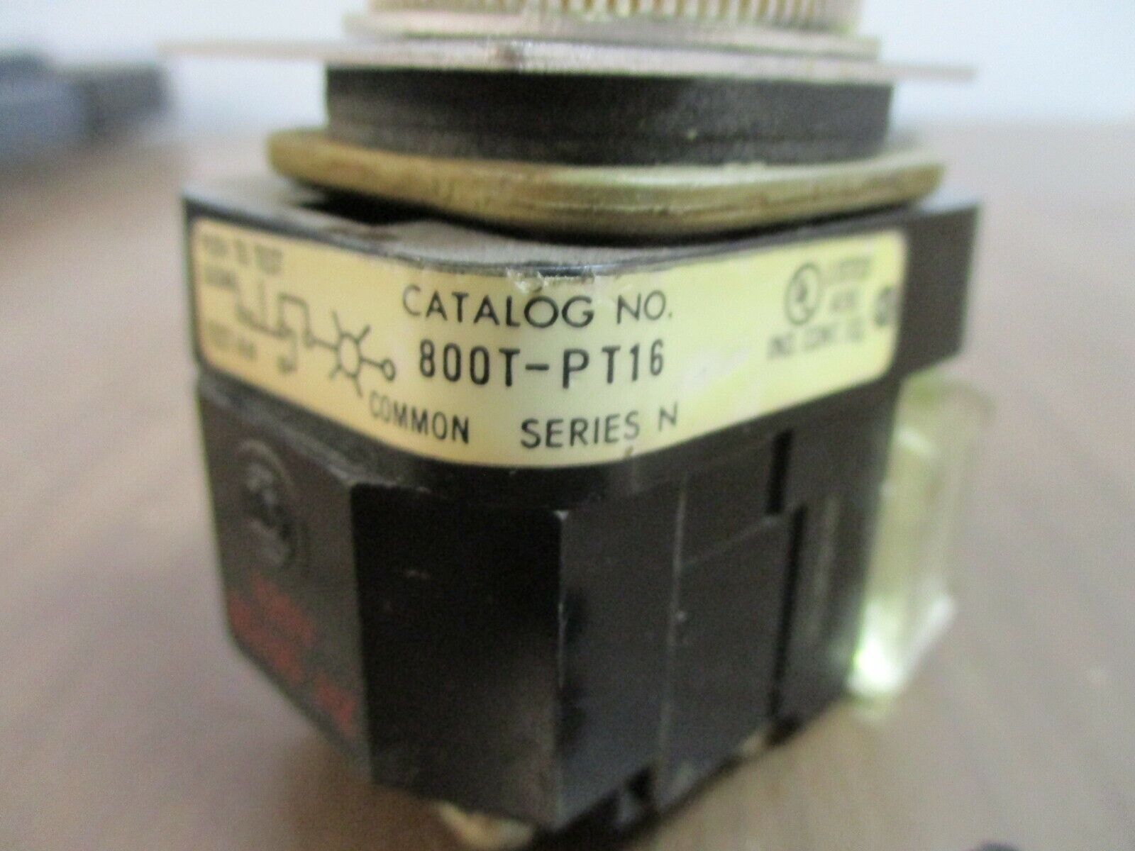 Allen-Bradley Illuminated Push Button 800T-PT16 Ser. N Green Used