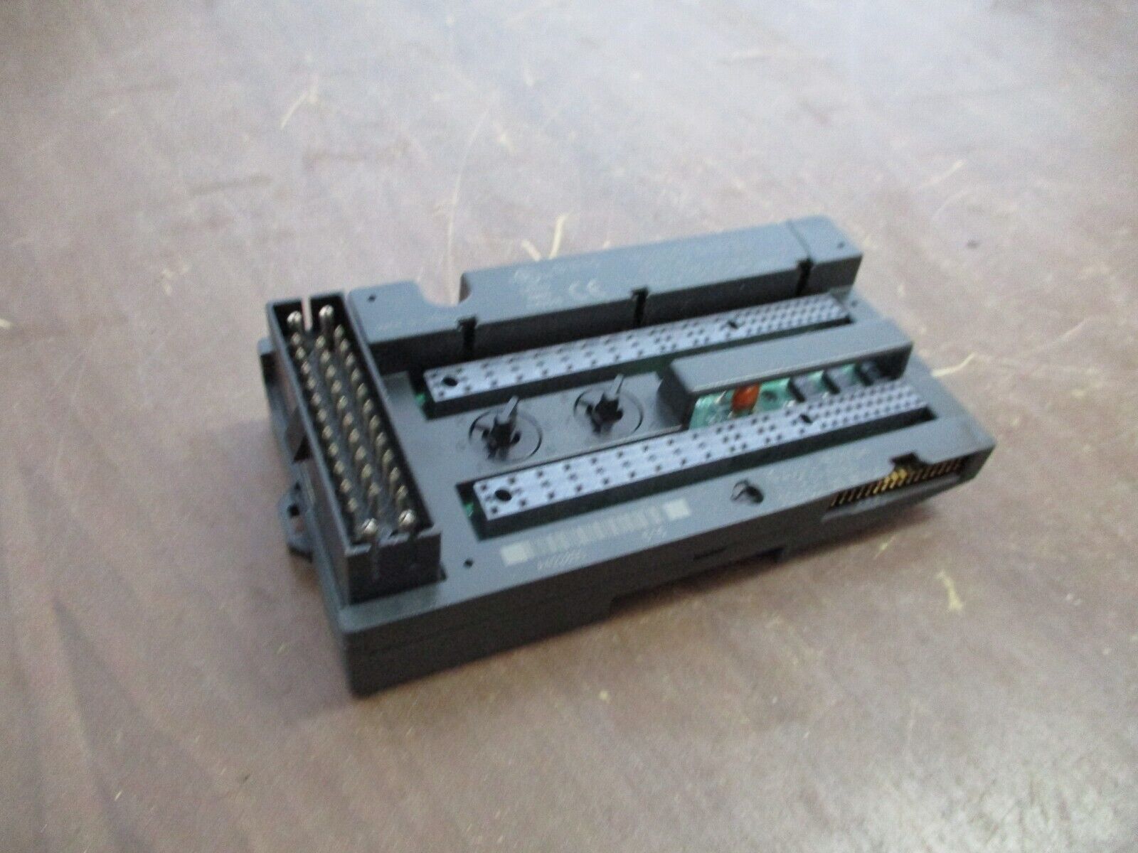 GE VersaMax I/O Carrier IC200CHS003H Connector Style *Cracked* & *Chipped* Used