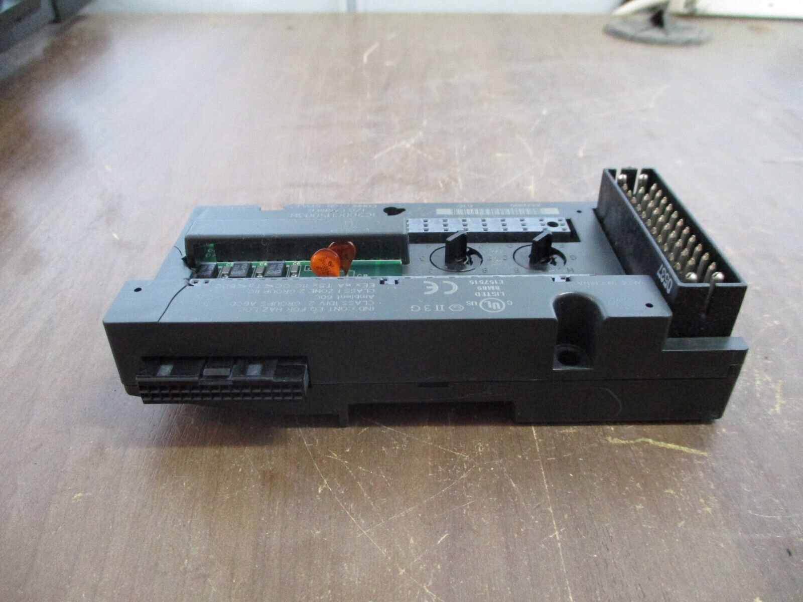 GE VersaMax I/O Carrier IC200CHS003H Connector Style *Cracked* & *Chipped* Used