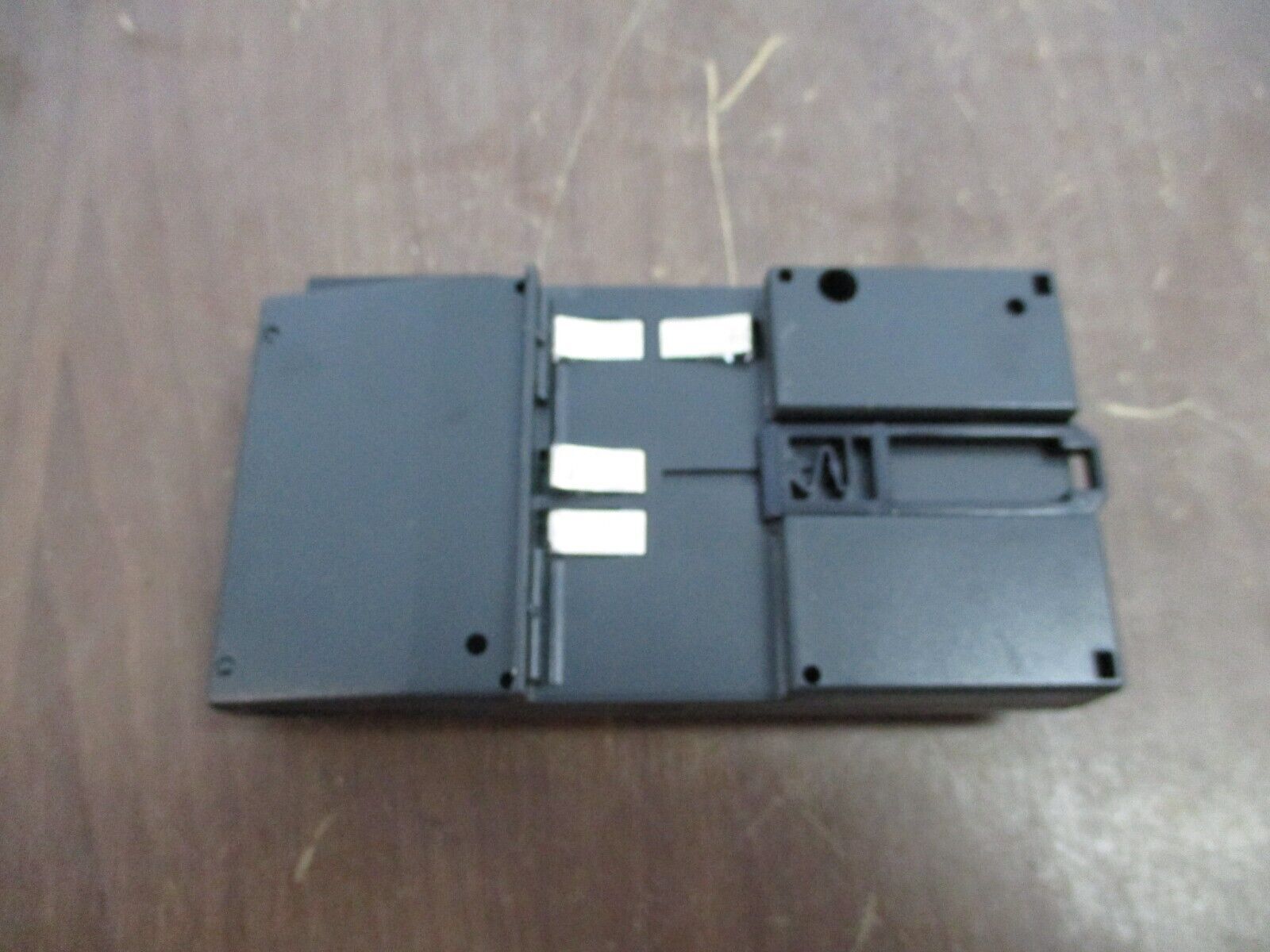 GE VersaMax I/O Carrier IC200CHS003H Connector Style *Cracked* & *Chipped* Used