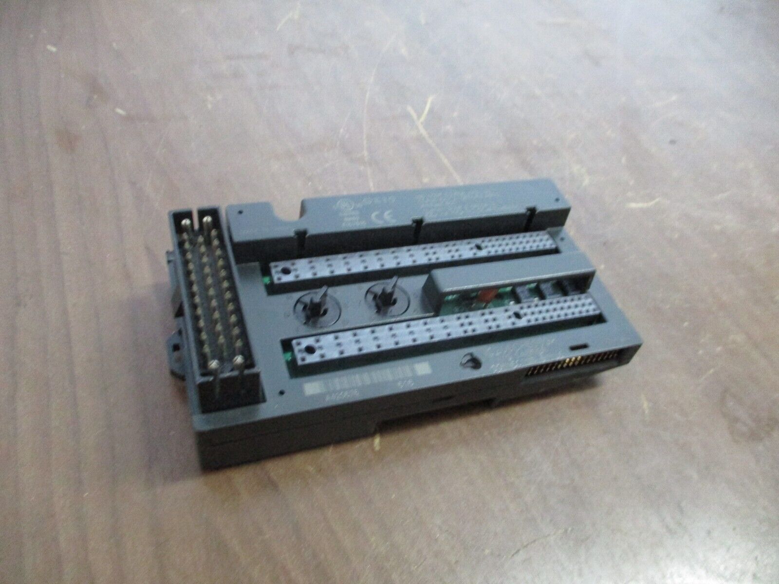 GE VersaMax I/O Carrier IC200CHS003H Connector Style *Broken Corner* Used