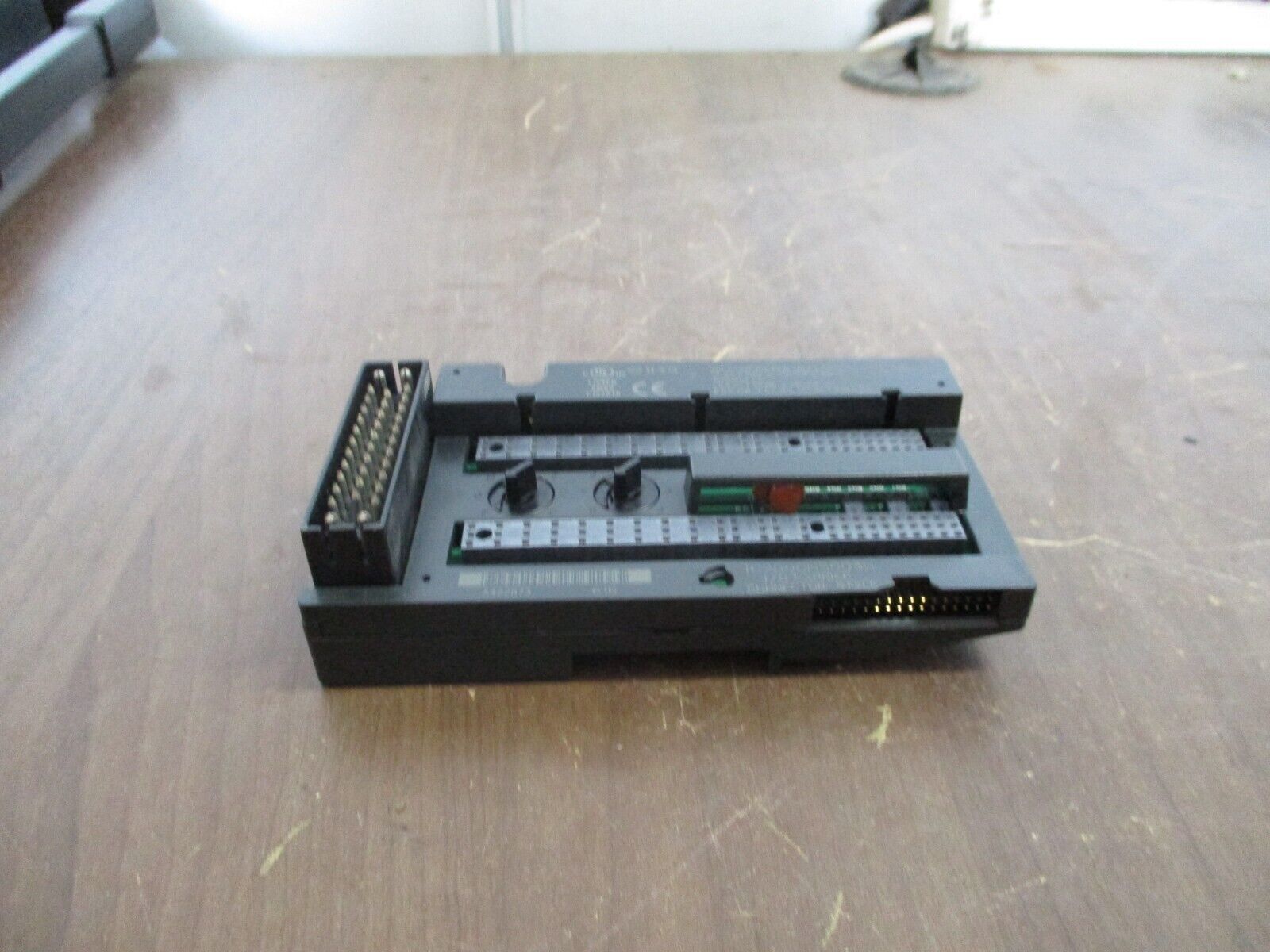 GE VersaMax I/O Carrier IC200CHS003H Connector Style *Broken Corner* *Chipped*