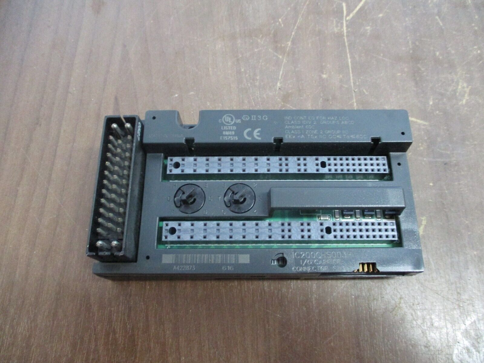 GE VersaMax I/O Carrier IC200CHS003H Connector Style *Broken Corner* *Chipped*