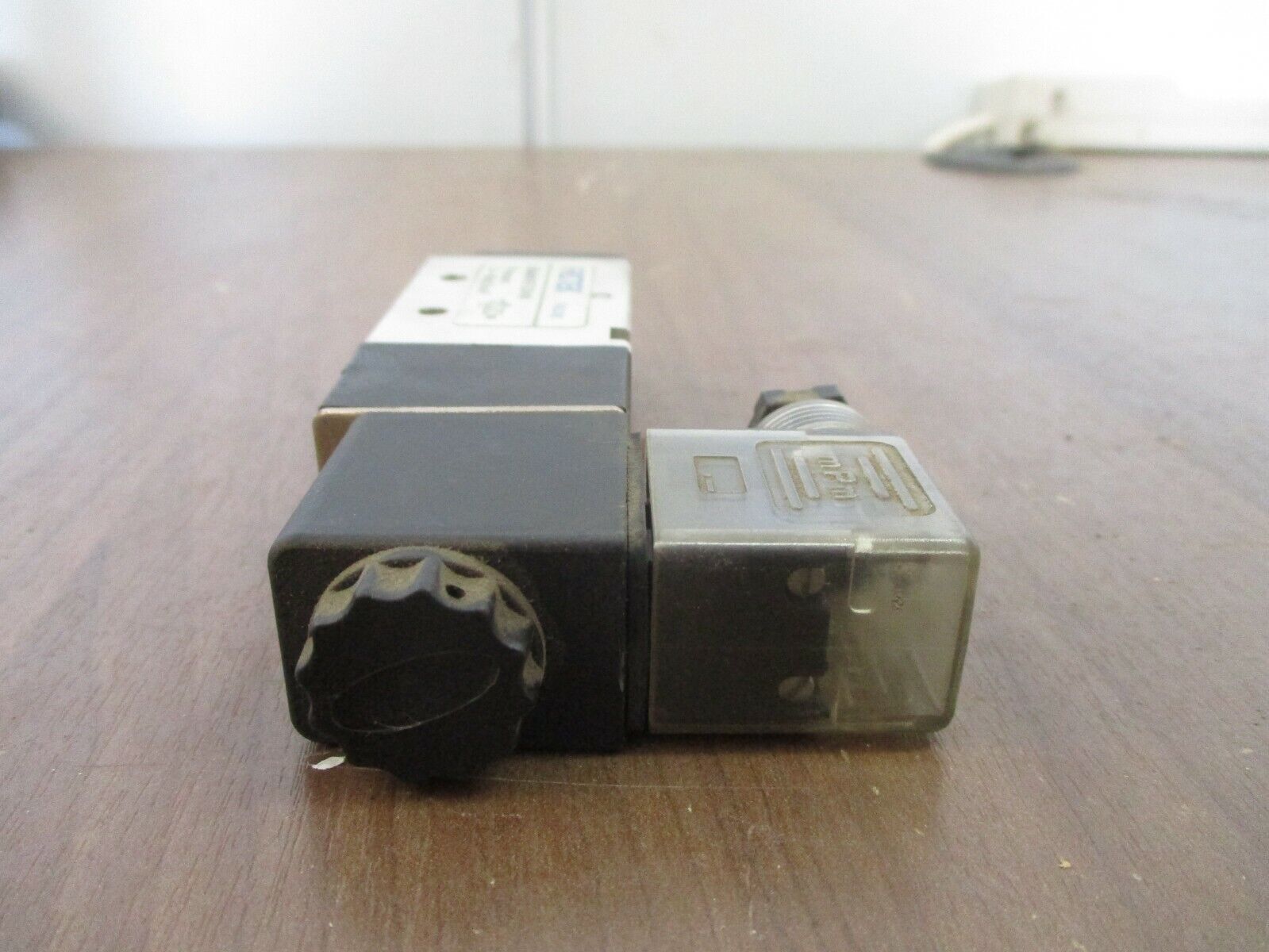 Fastek Valve 4V210-08 1.5~8kgf/cm² Used