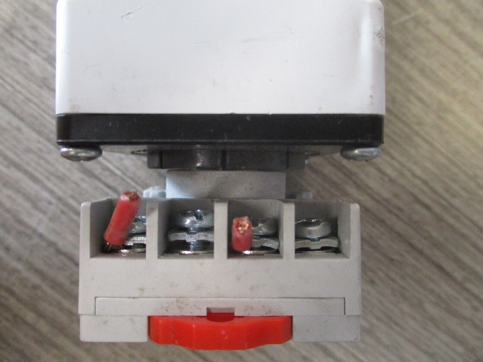 Eaton Phase Monitor Relay D65VMLP480-B2 208-480V W/Base Used