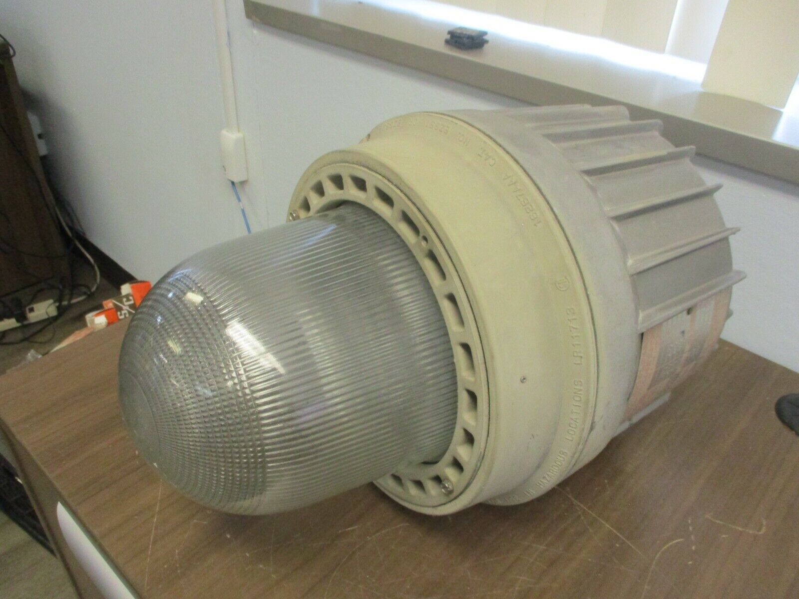 Hubbell Killark Hostile Lite Light Fixture EZH250 250W 120-277V 60Hz Used