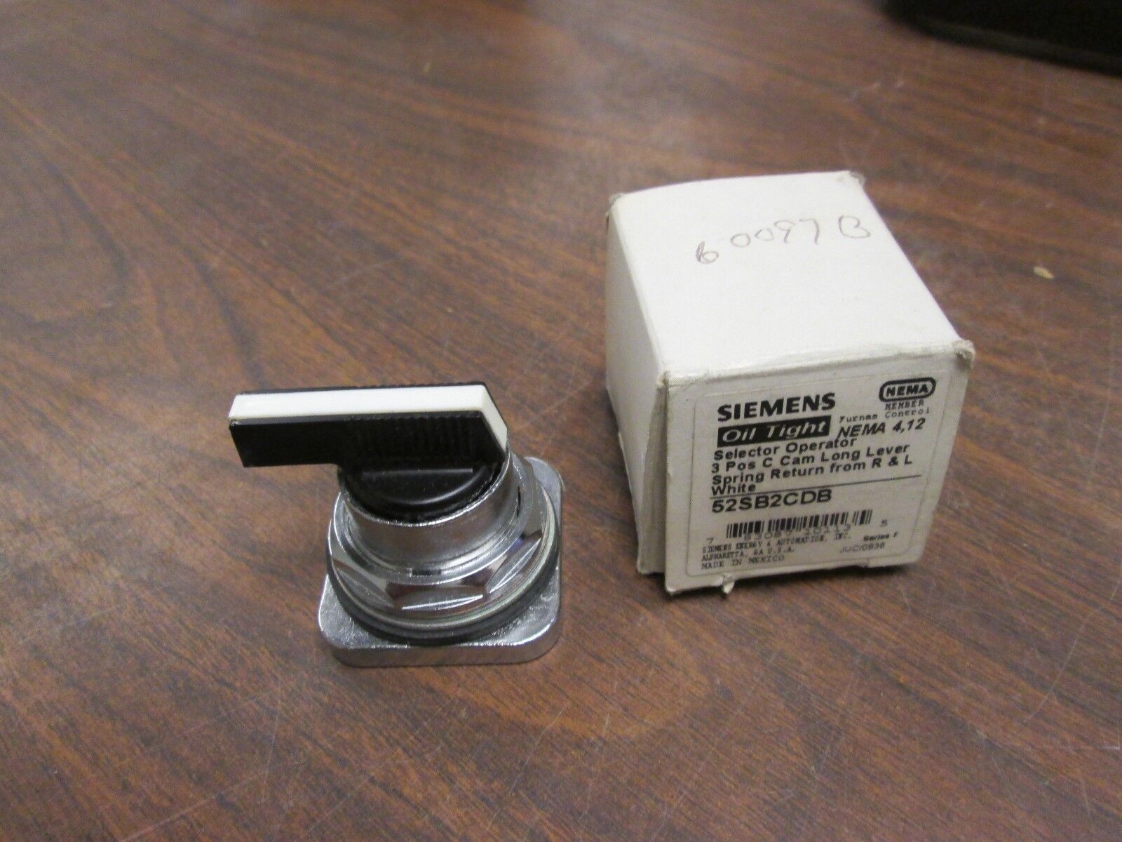 Siemens Oil Tight Selector Operator 52SB2CDB 3-Position nema 4,12 New Surplus