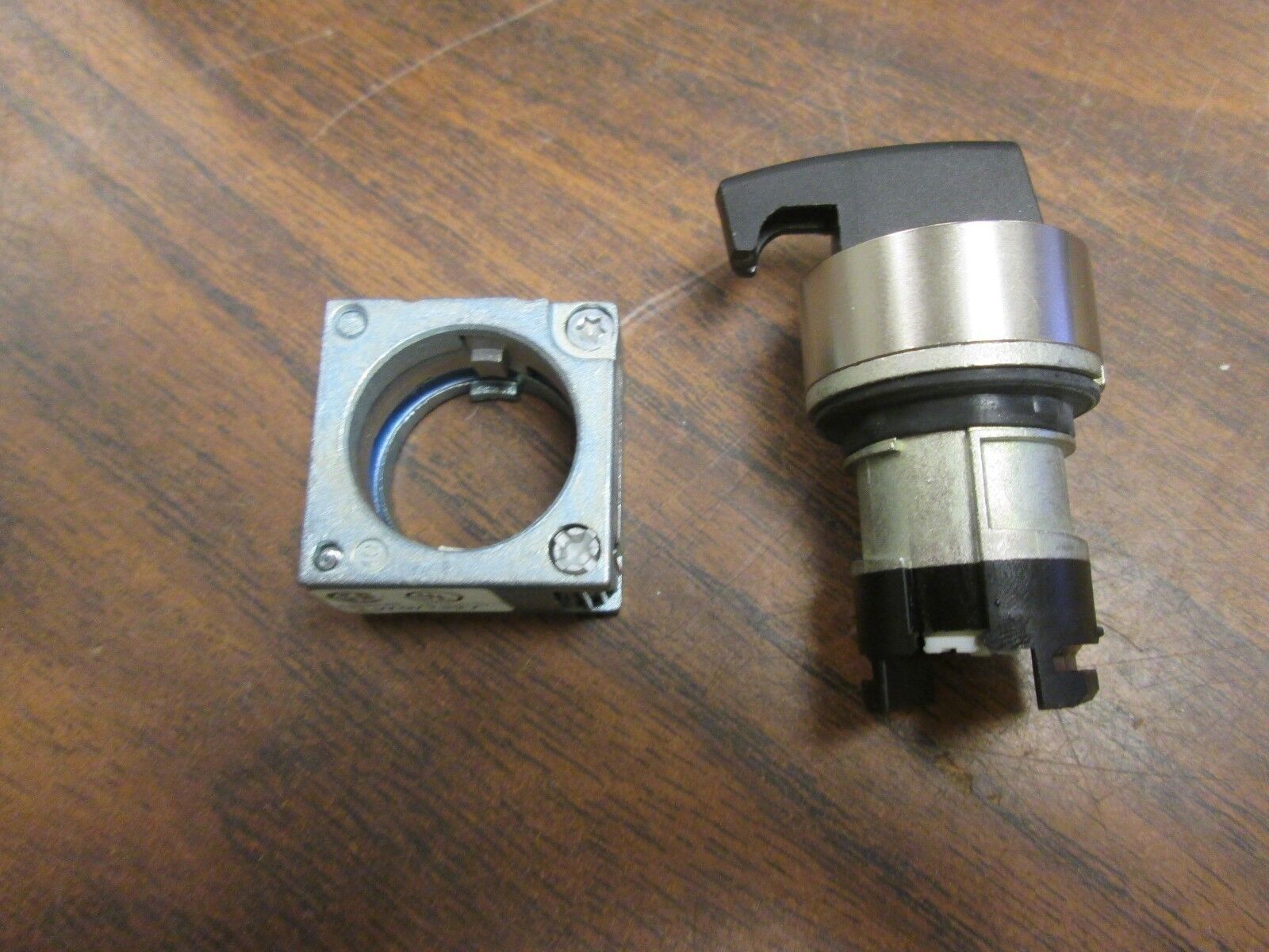Siemens Selector Switch 3SB35 00-3PA11 2-Position New Surplus