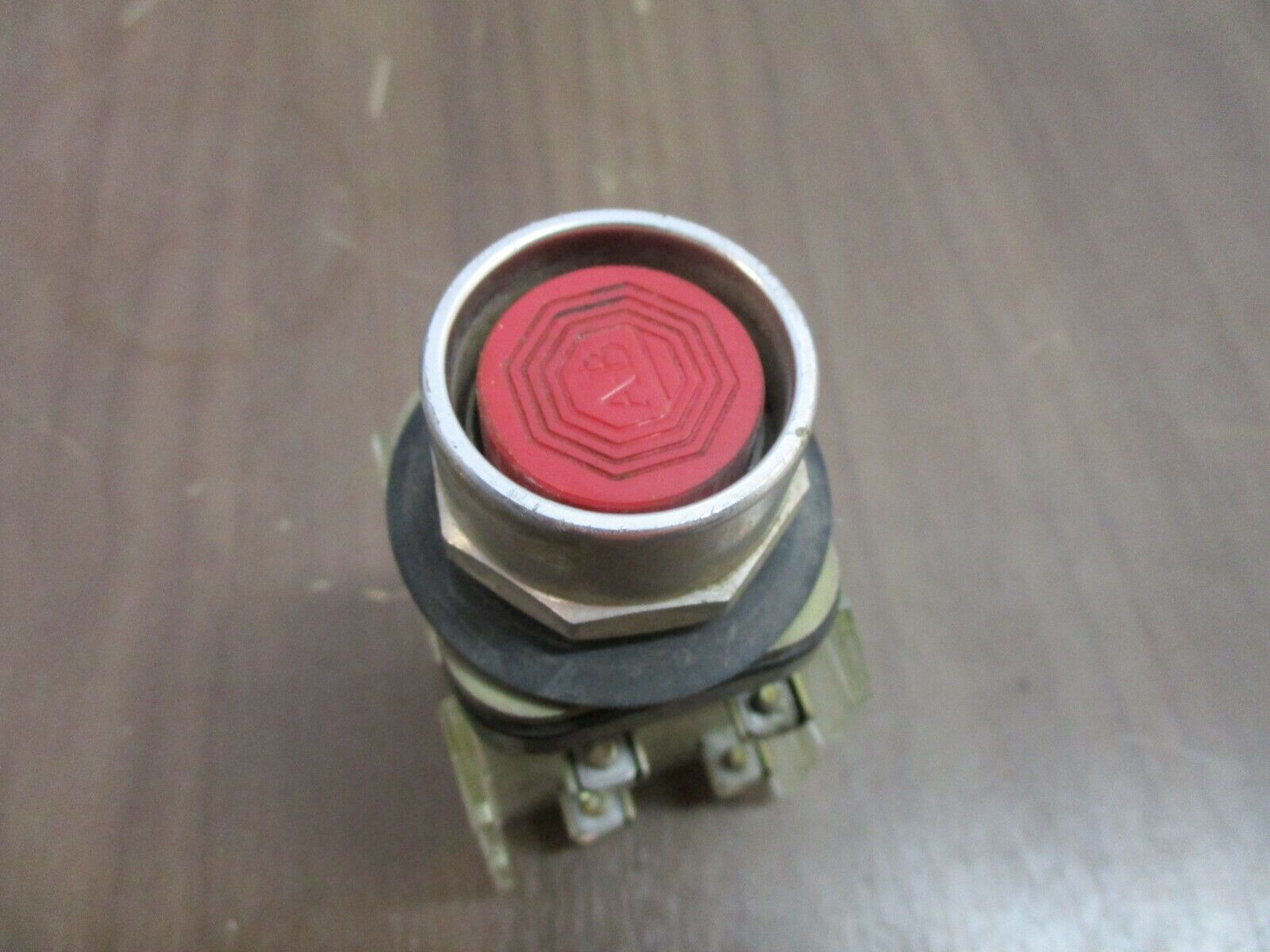 Allen-Bradley Flush Mount Push Button 800T-B6 Ser. N Red Used