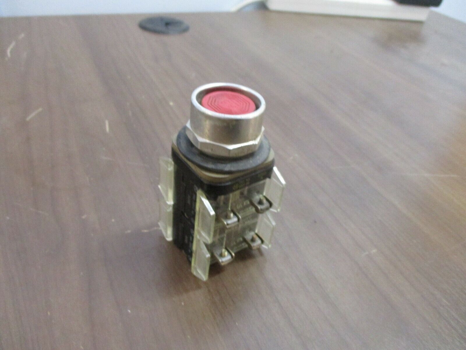 Allen-Bradley Flush Mount Push Button 800T-B6 Ser. N Red Used